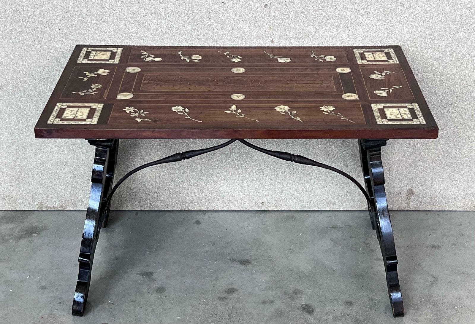 Table d'appoint baroque espagnole XIXe siècle, plateau en marqueterie et entretoise en fer photo Mobilier