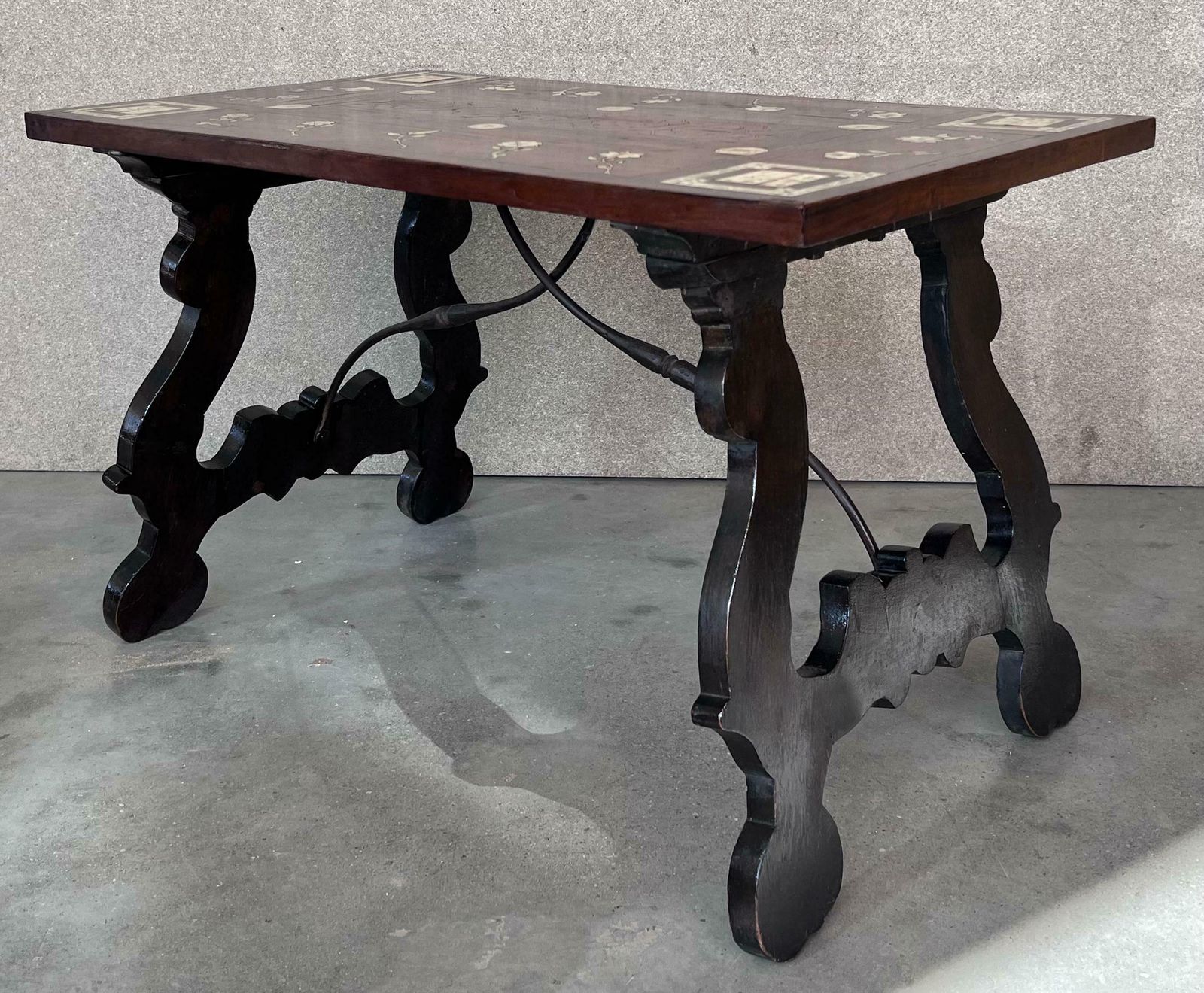 Table d'appoint baroque espagnole XIXe siècle, plateau en marqueterie et entretoise en fer photo vinterior