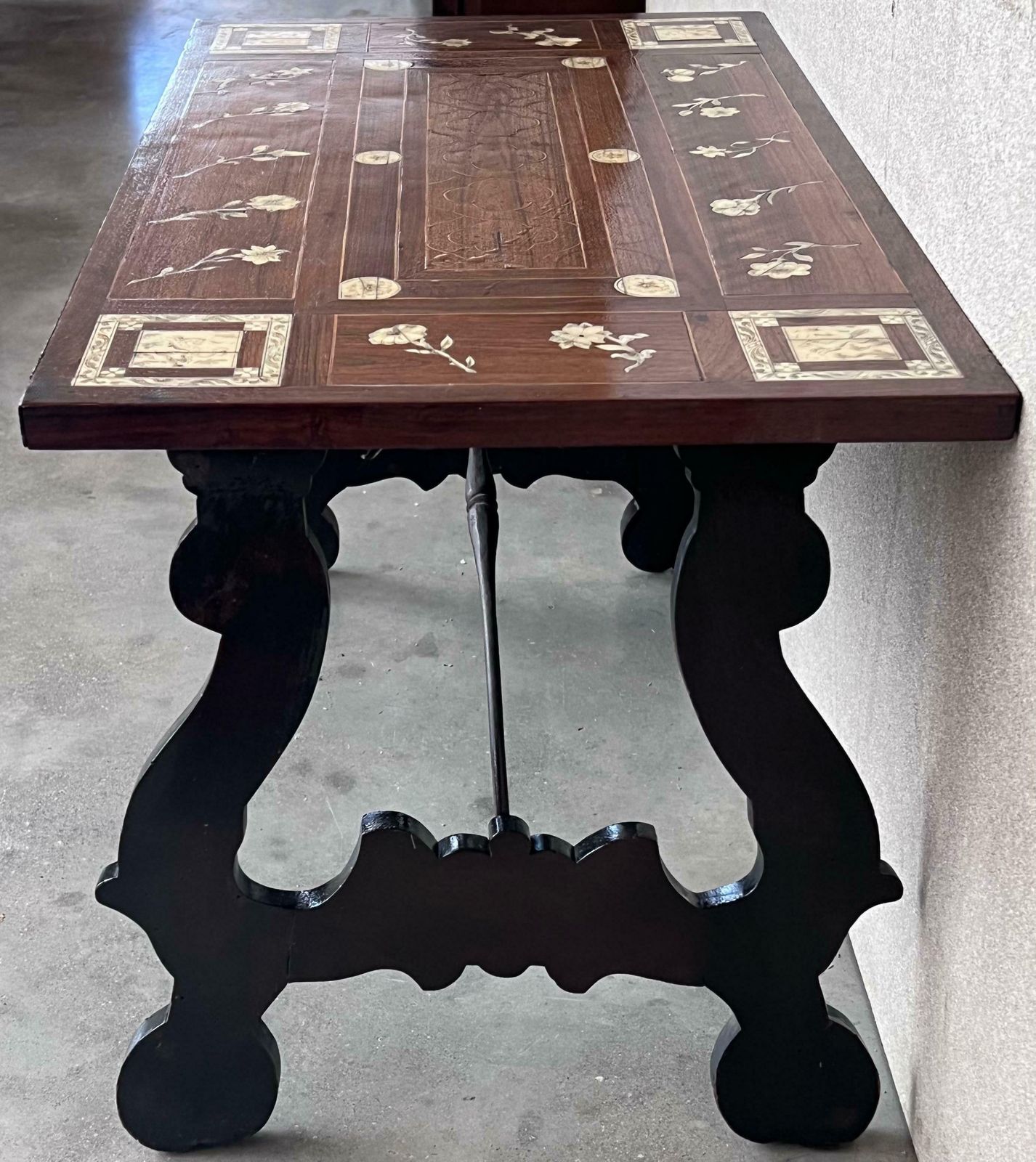 Table d'appoint baroque espagnole XIXe siècle, plateau en marqueterie et entretoise en fer photo buy