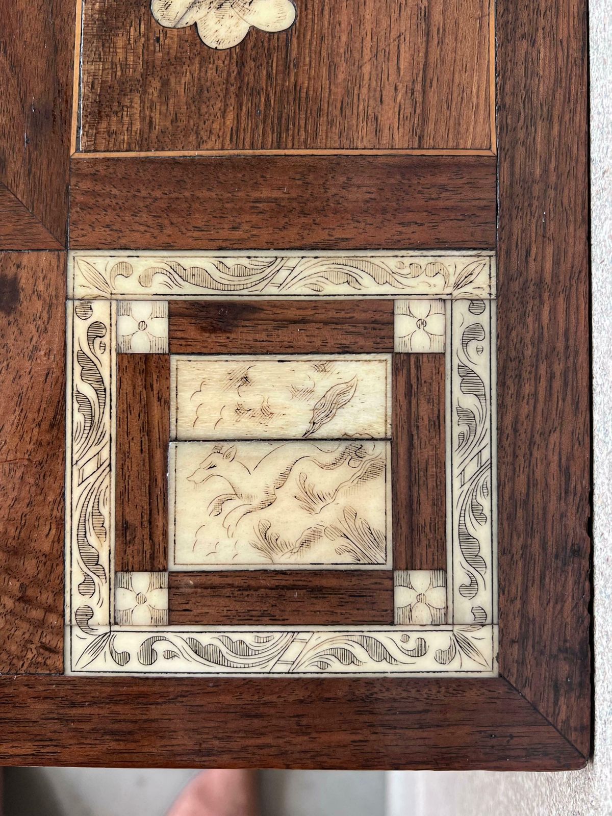 photo for sale Table d'appoint baroque espagnole XIXe siècle, plateau en marqueterie et entretoise en fer