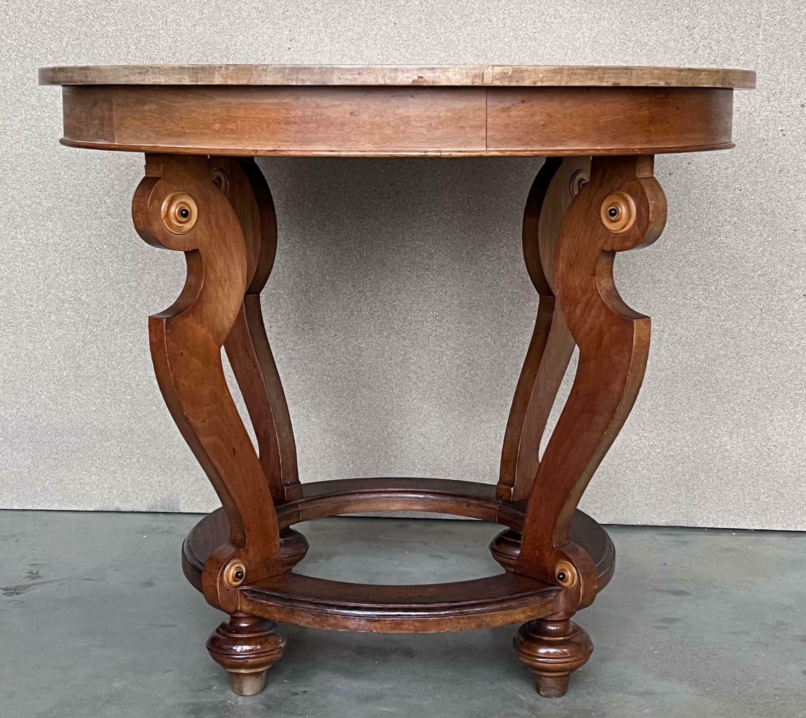 Table centrale ronde en marqueterie, quatre pieds en cabriole, XXe siècle (2 disponibles) photo furniture