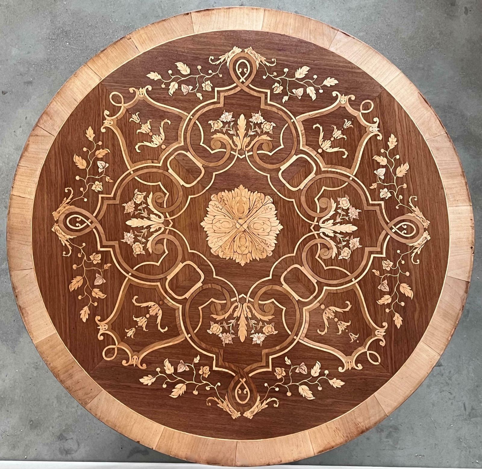 Table centrale ronde en marqueterie, quatre pieds en cabriole, XXe siècle (2 disponibles) photo 3275.0