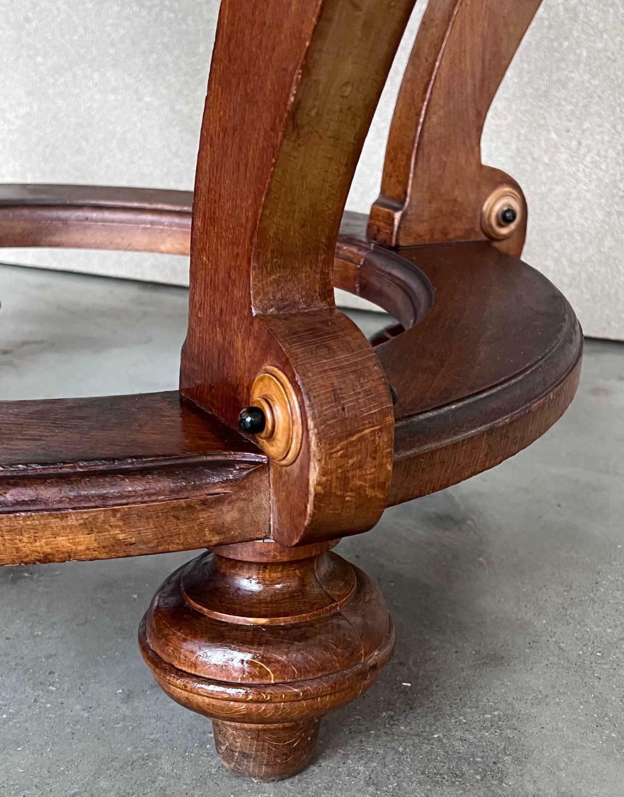 Table centrale ronde en marqueterie, quatre pieds en cabriole, XXe siècle (2 disponibles) photo vintage
