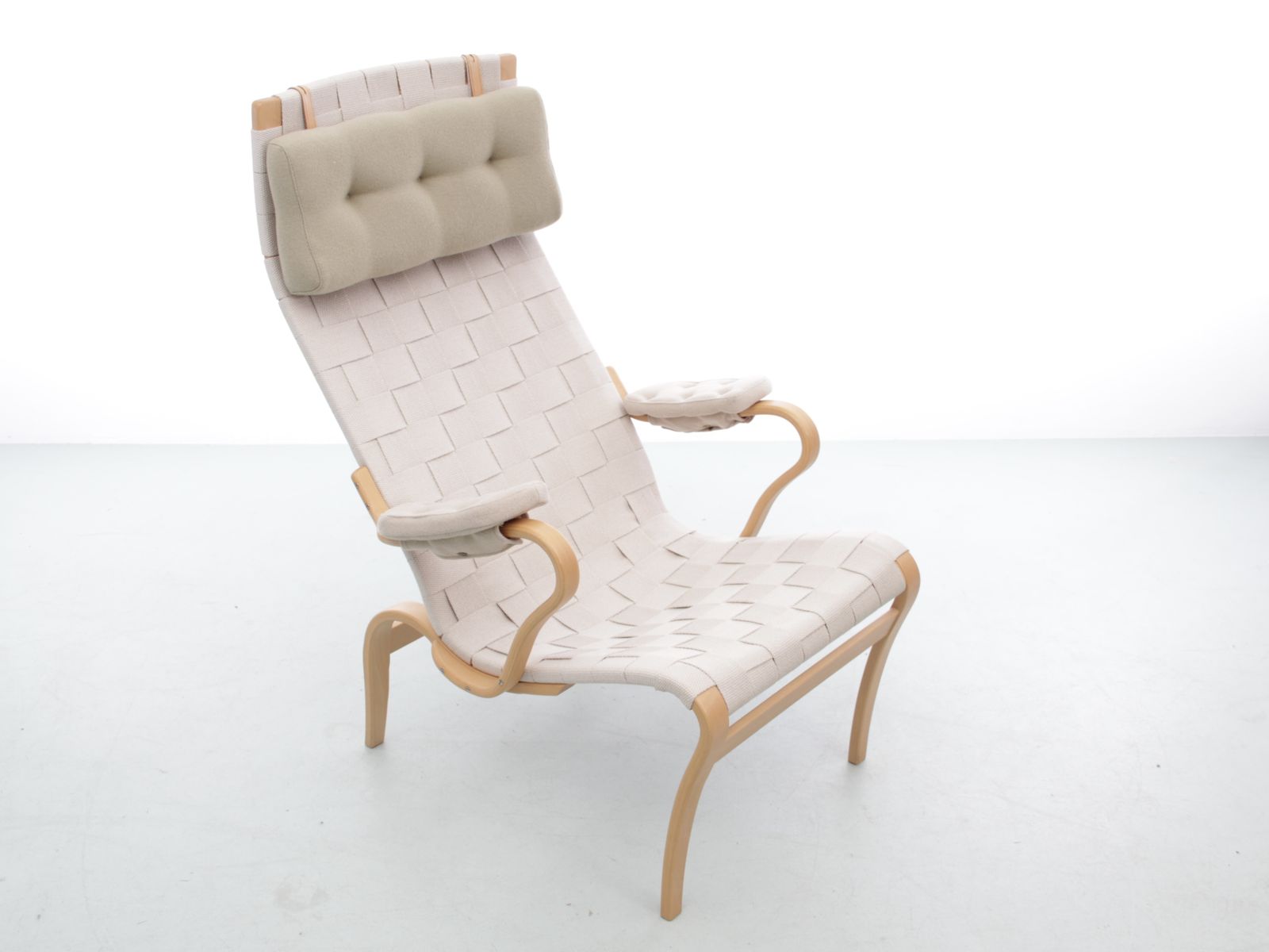 photo vintage Mid Century Modern Scandinavian Pair Of Lounge Chair "Miranda" By Bruno Mathsson