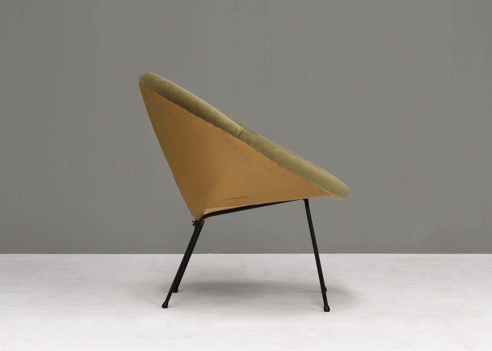 photo vinterior Sculptural Circle Chair In Original Mohair Velvet And Black Metal Base, 1950's