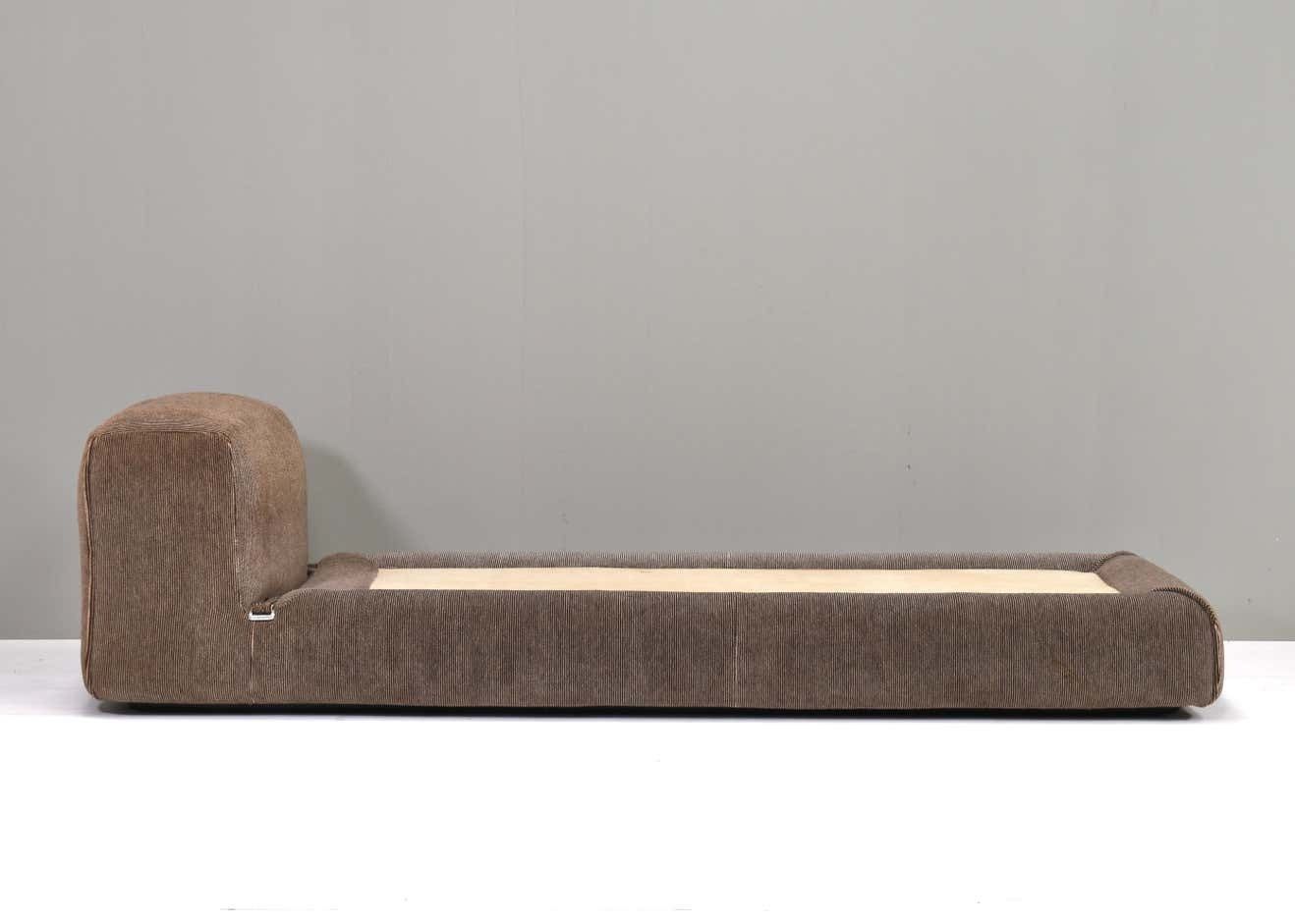 Mario Bellini Le Mura Daybed In Original Mohair Velvet, Italy, 1972 photo for sale