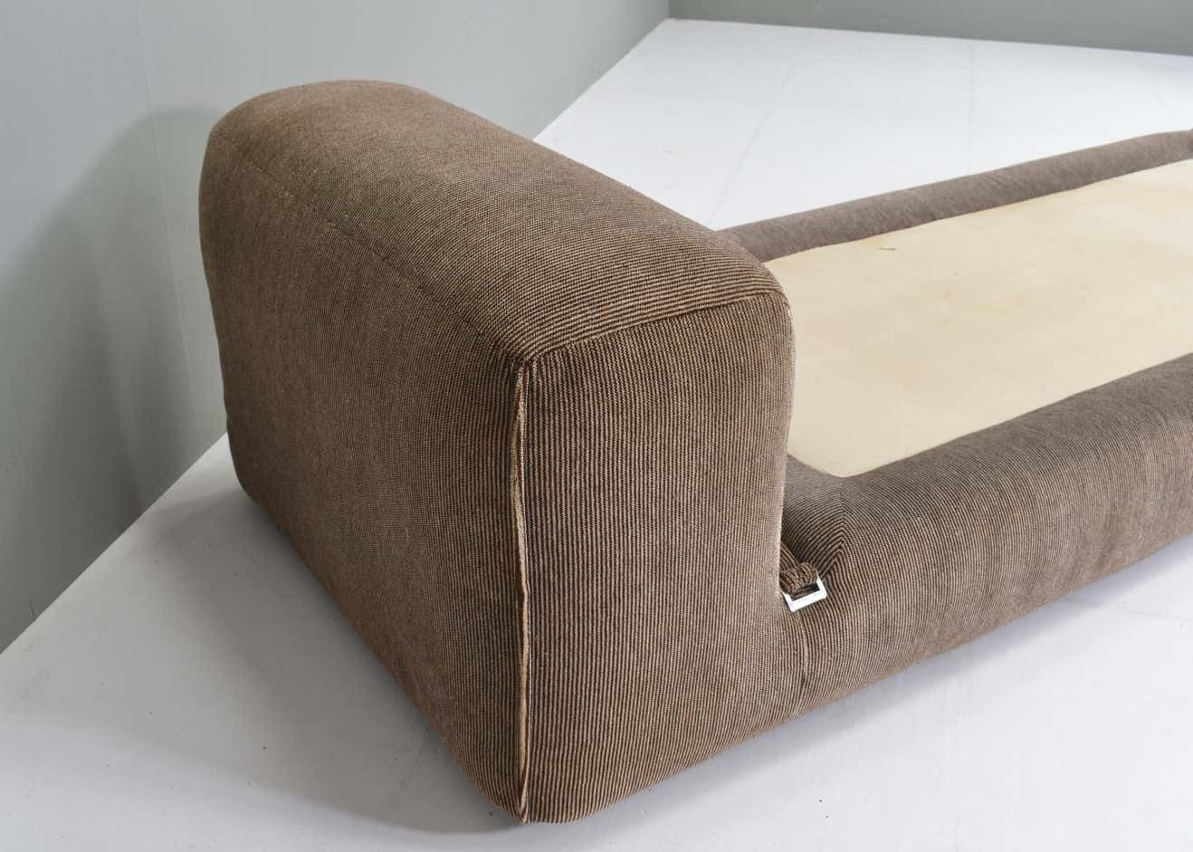 photo furniture Mario Bellini Le Mura Daybed In Original Mohair Velvet, Italy, 1972