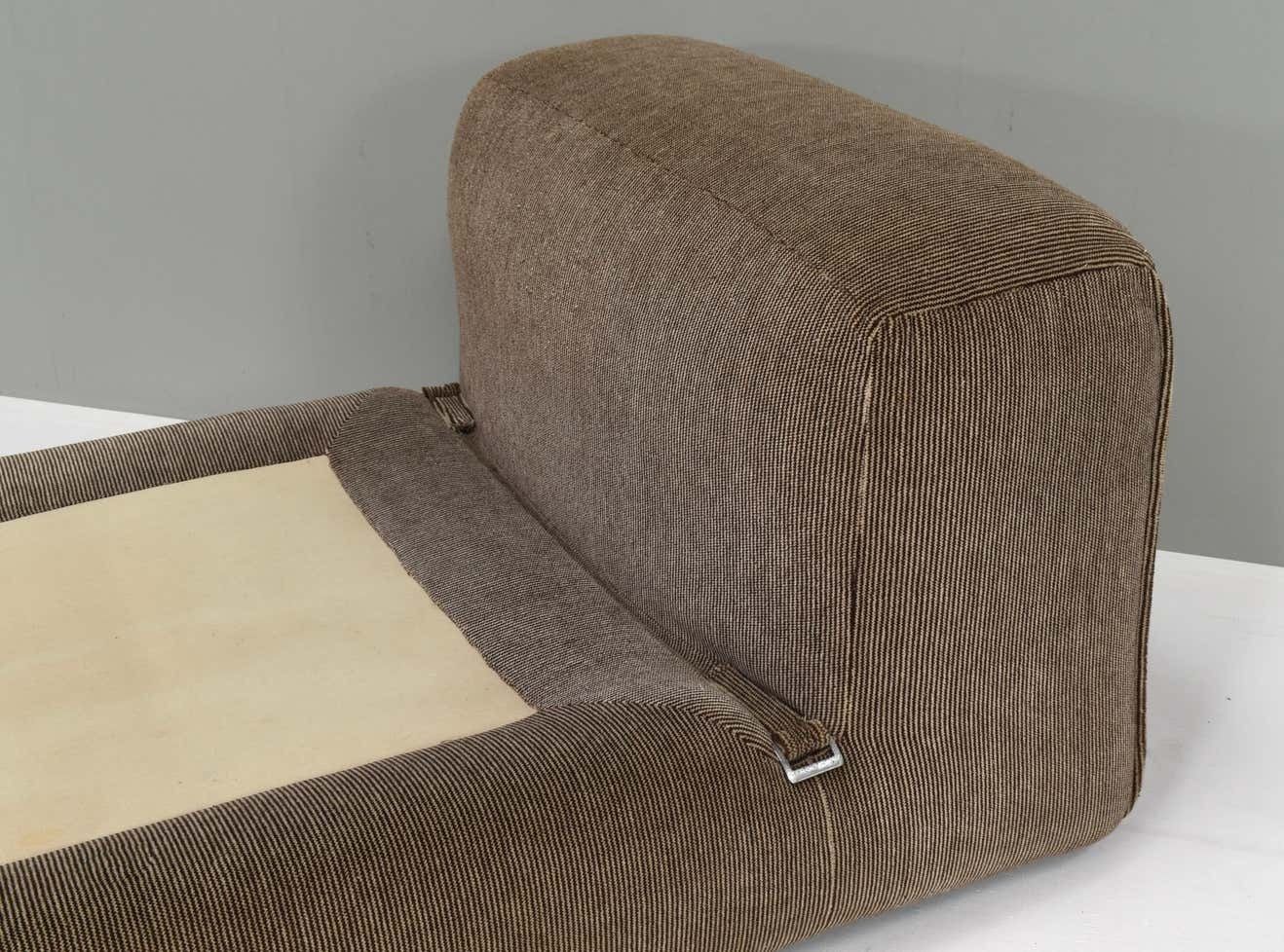 8720.4 Mario Bellini Le Mura Daybed In Original Mohair Velvet, Italy, 1972 photo