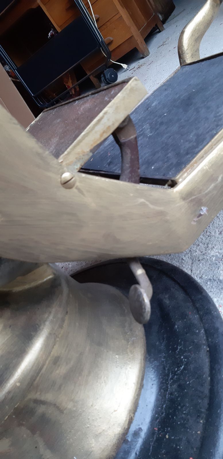 photo vinterior Very Old French Barber's Chair From 1900 By Corno