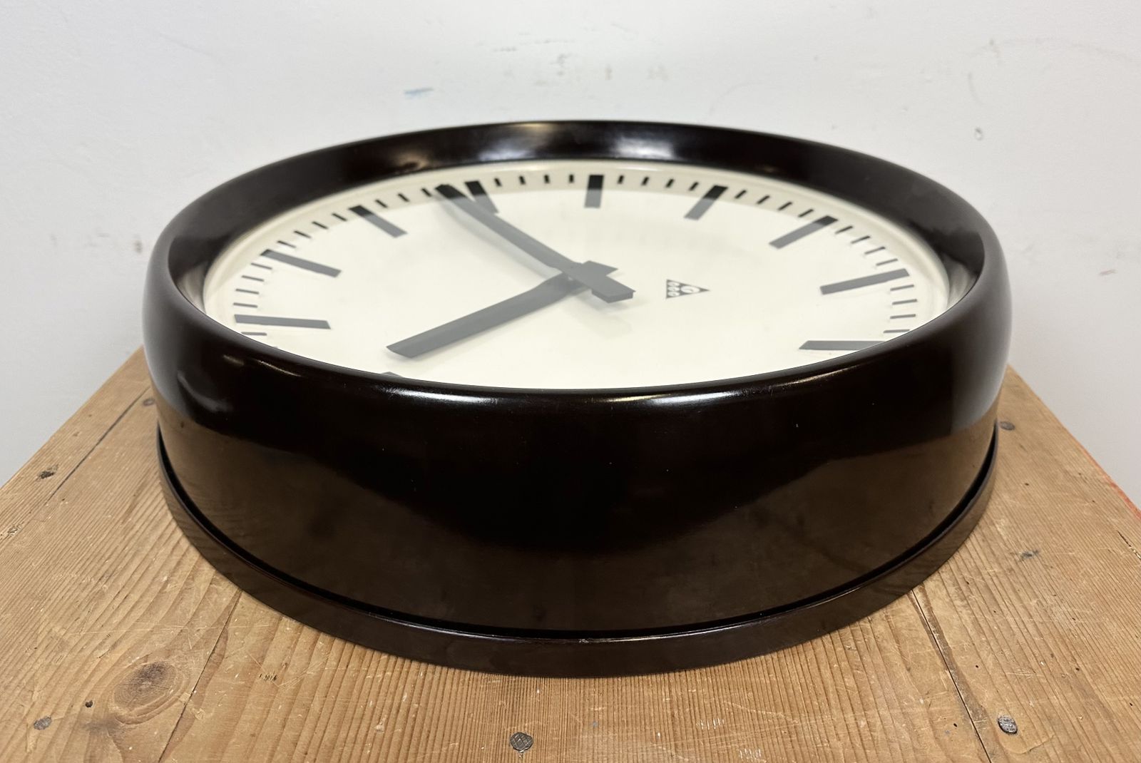 photo vinterior Large Industrial Bakelite Factory Wall Clock From Pragotron, 1960s