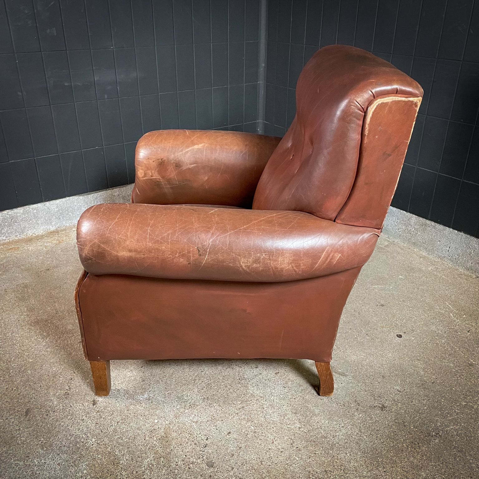 Grote Bruine Leren Club Fauteuil Met Gebruikssporen photo for sale