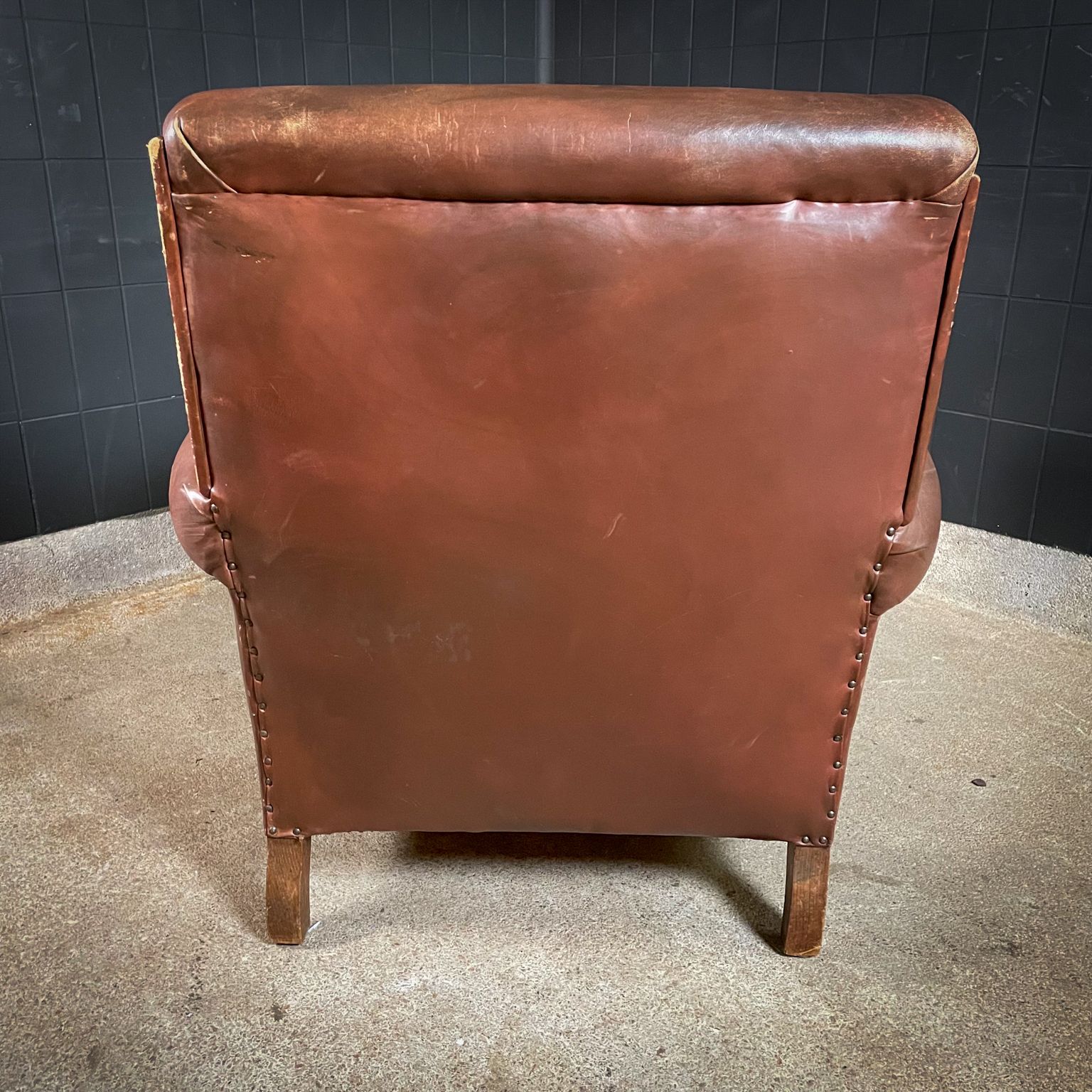 Large Brown Leather Lived Club Armchair photo vinterior