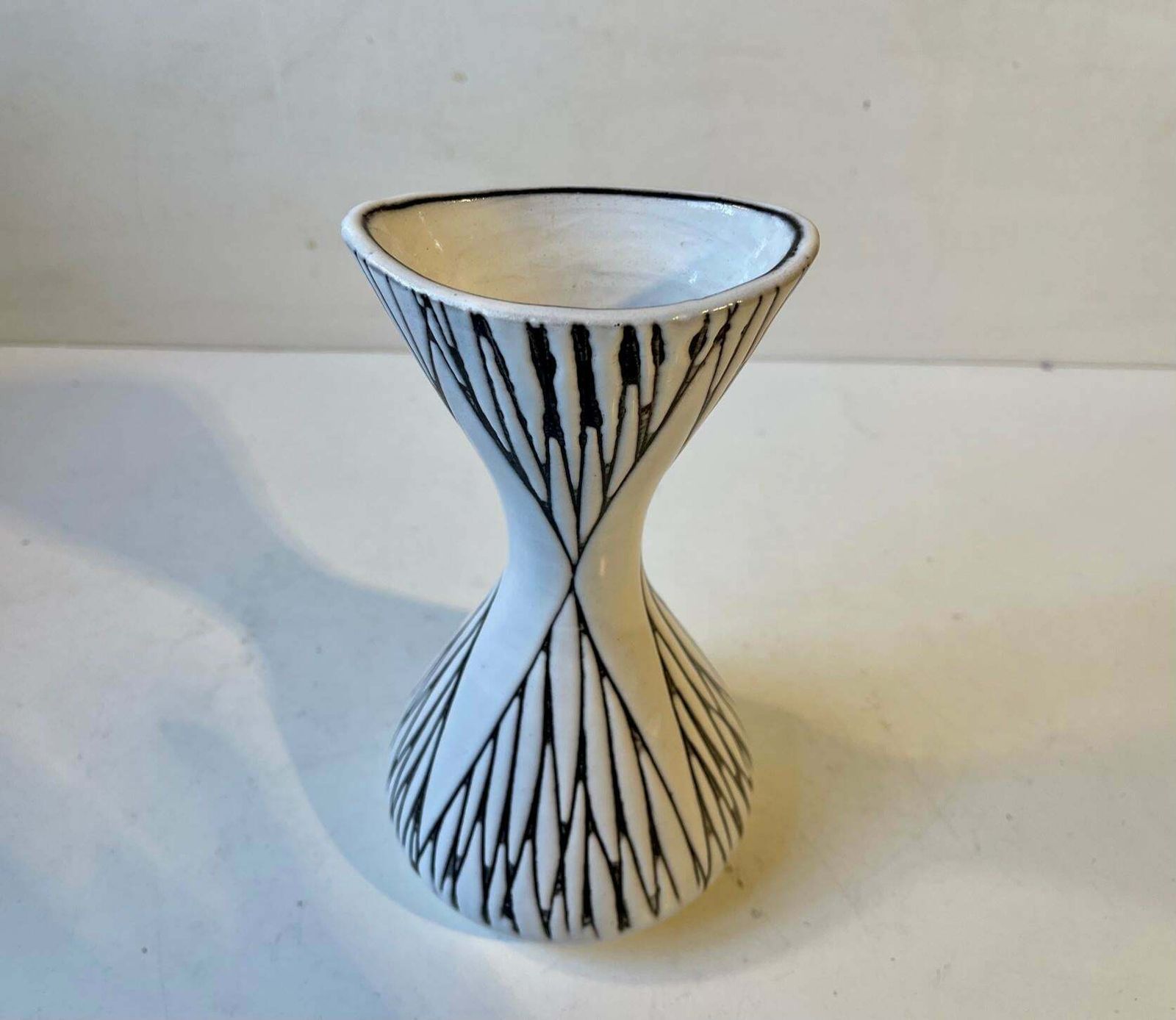 Mari Simmulson Black & White Ceramic Vase 'Mars', Upsala Ekeby 1960s photo vintage