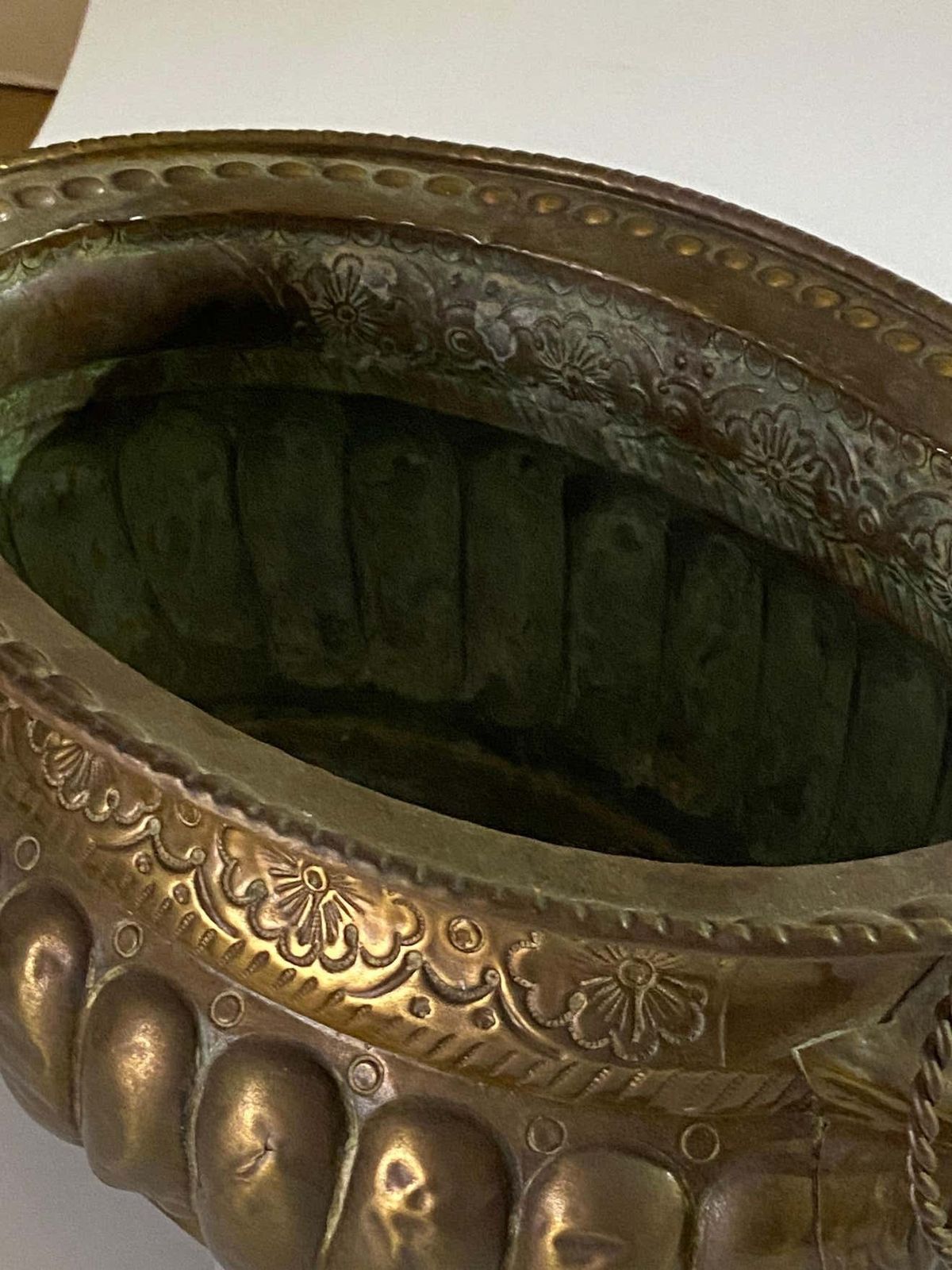 French Jardinière In Polished Brass With Handles In The Shape Of A Ring Of Lions, 19th Century photo 292.0