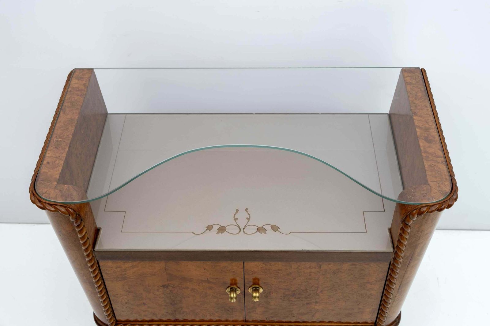 photo furniture Pair Of Art Deco Italian Briar Walnut Bedside Tables, 1930s