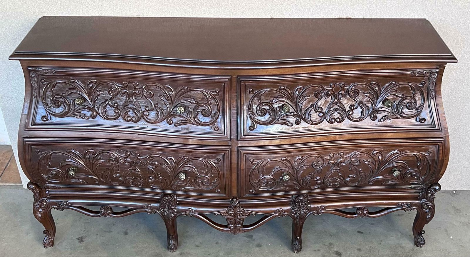 Commode double bombée en noyer sculpté de style Louis XV provincial français, XIXe siècle photo furniture