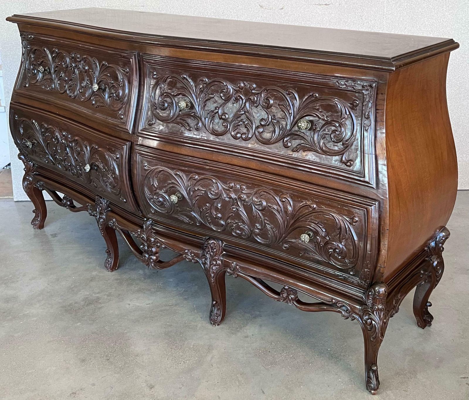 Commode double bombée en noyer sculpté de style Louis XV provincial français, XIXe siècle photo Mobilier