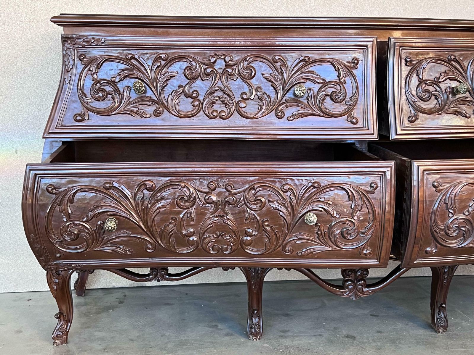 photo furniture Commode double bombée en noyer sculpté de style Louis XV provincial français, XIXe siècle