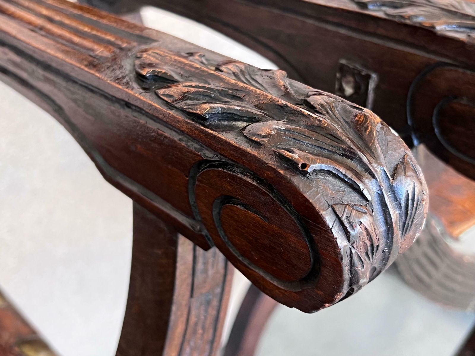 photo furniture Paire de bancs Savonarola pliant en noyer sculpté, XIXe siècle