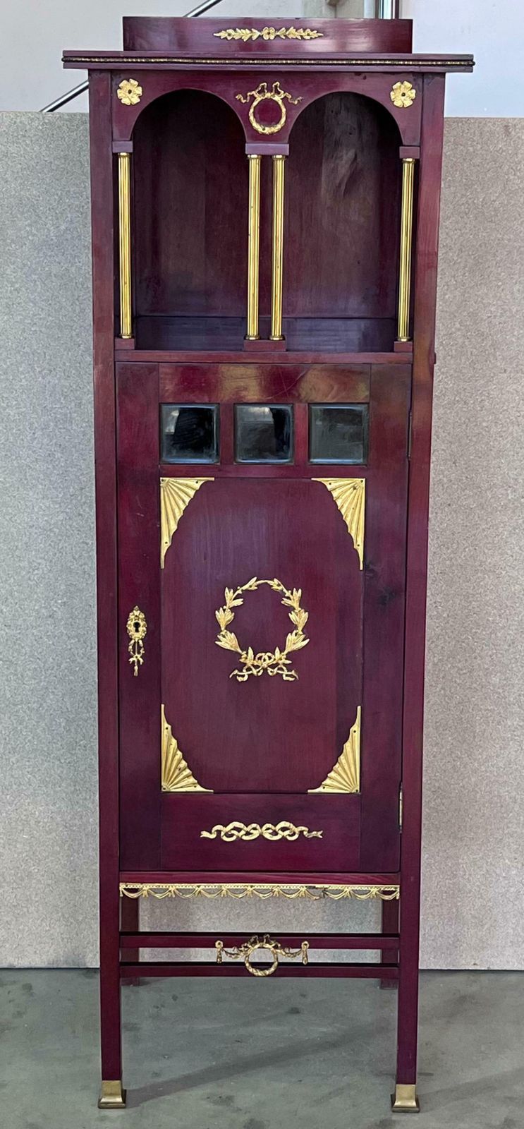 Piédestal vitrine de style Empire français à montures en ormolu, vers 1840 photo furniture