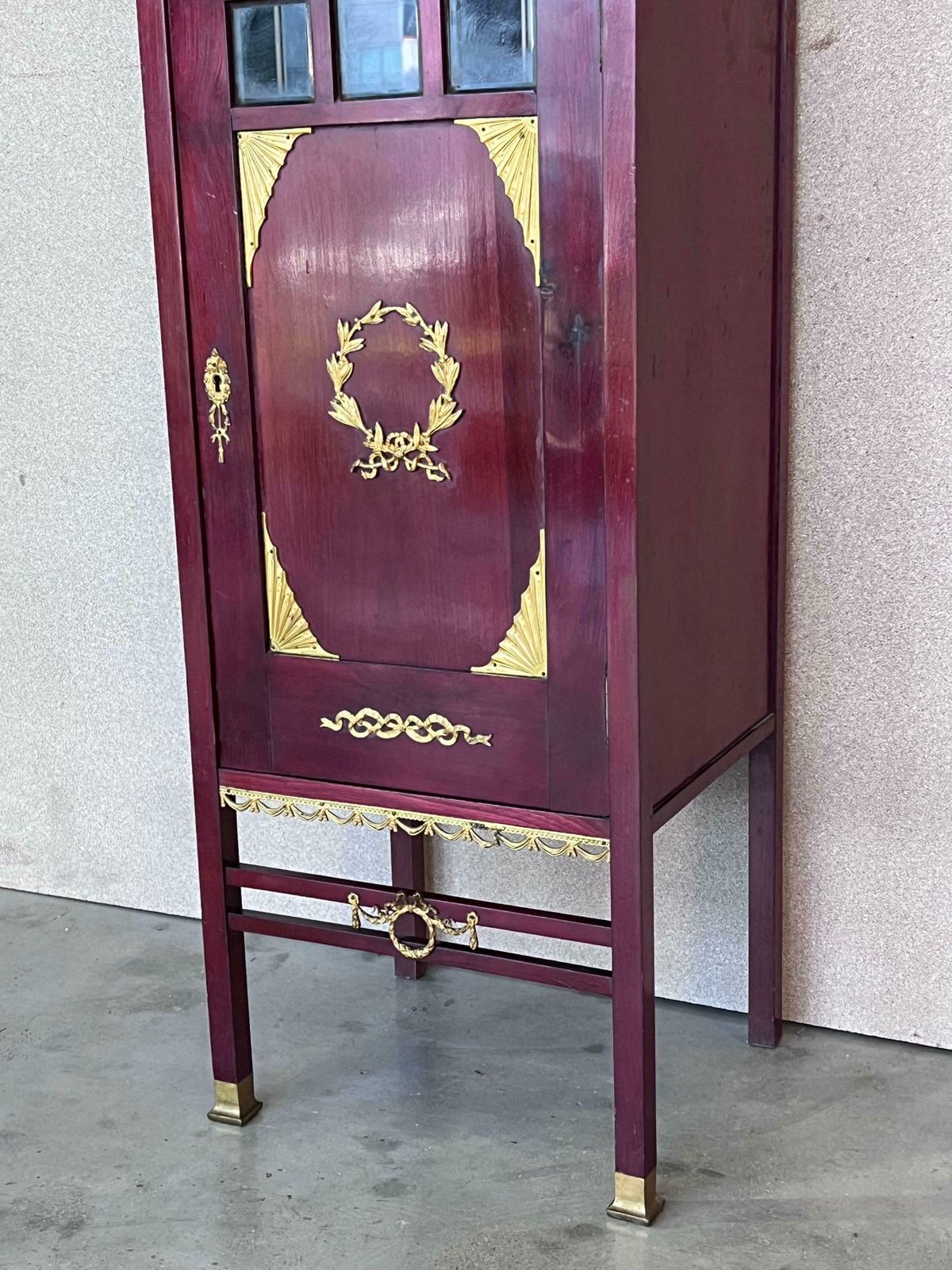 Piédestal vitrine de style Empire français à montures en ormolu, vers 1840 photo vinterior