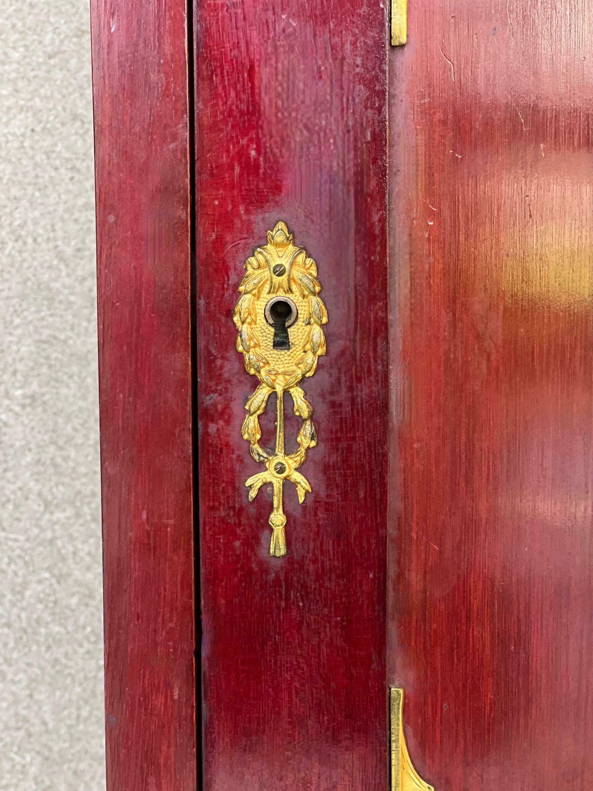 Piédestal vitrine de style Empire français à montures en ormolu, vers 1840 photo vintage