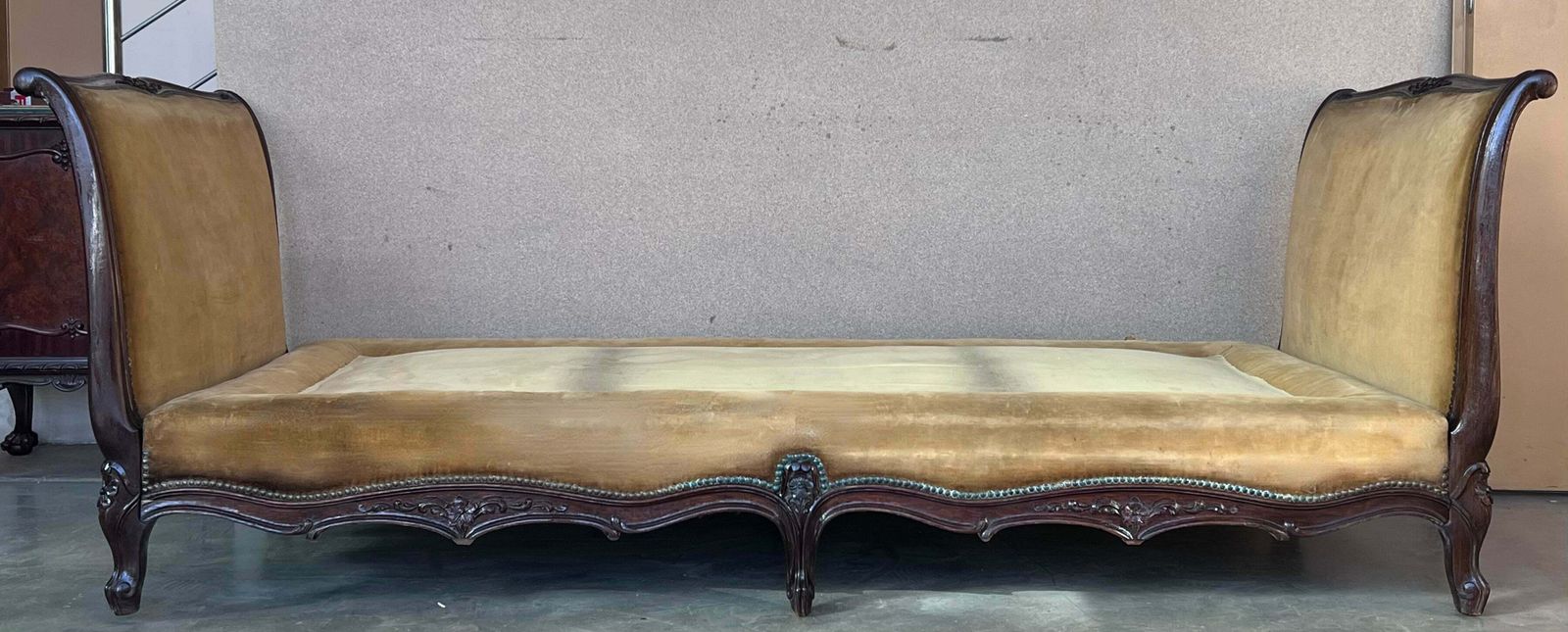 Méridienne en noyer sculpté d'époque Louis XV, France, XIXe siècle