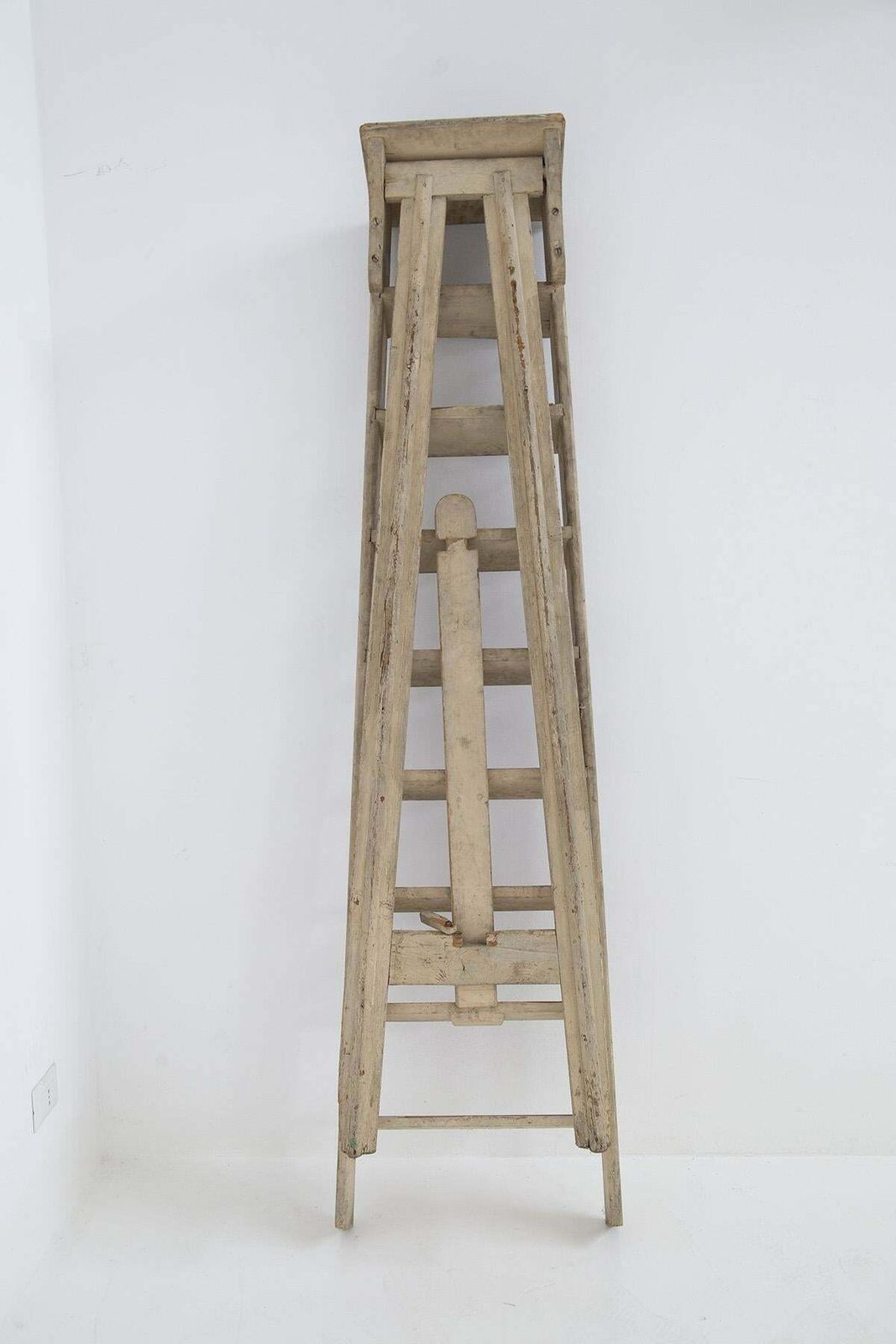 photo vinterior Antique Italian Decorative Staircase In Beige Wood