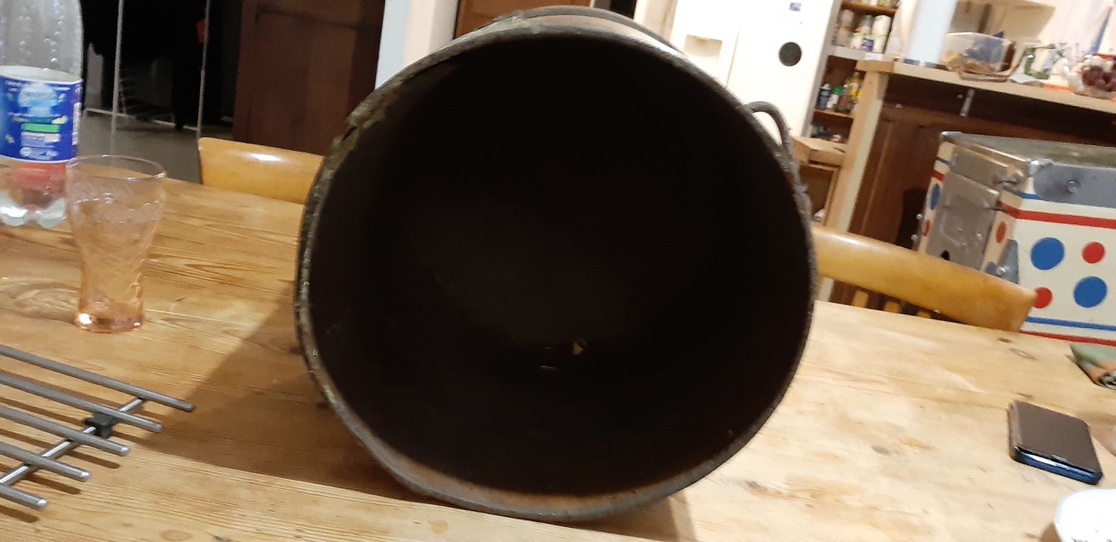 photo vinterior Old 20th Century Utensil Measuring Grain Double Decalitre In Wood And Wrought Iron