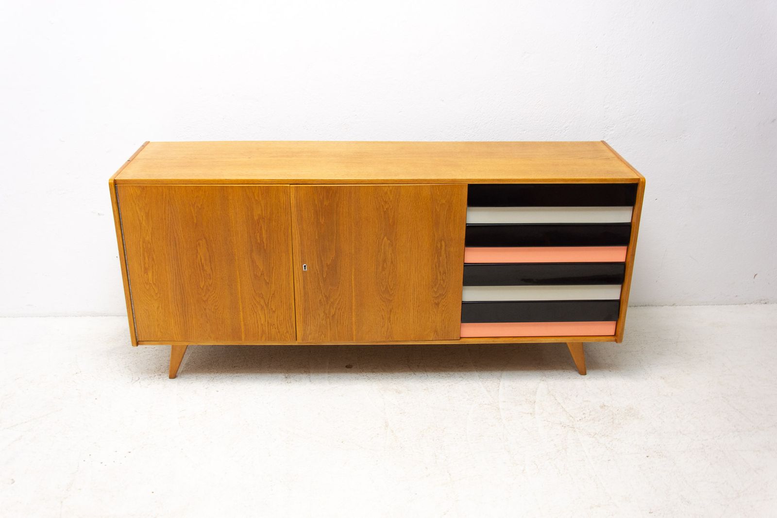 Mid Century U 460 Dressoir Van Jiří Jiroutek Voor Interiér Praha photo Meubels