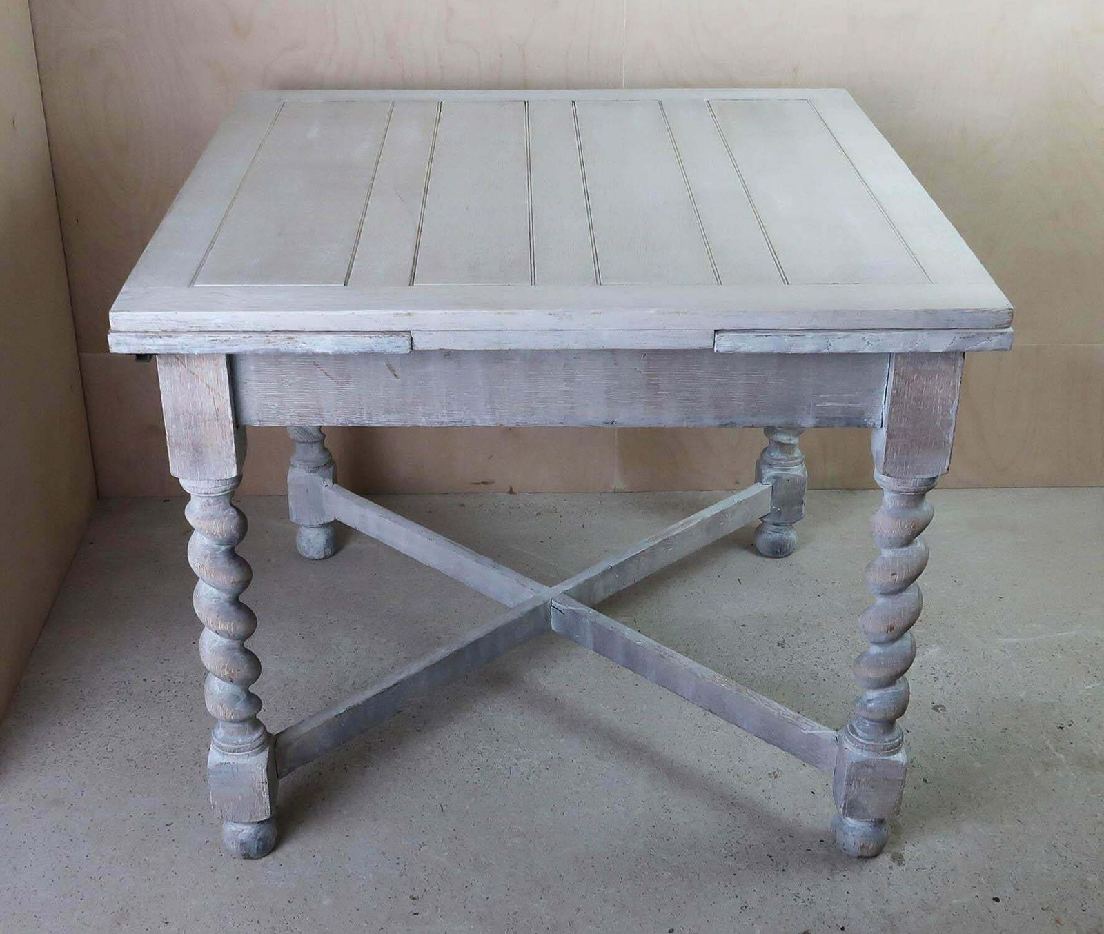 Kleine antieke eettafel van gekalkt eiken met gedraaide poten, Engels, ca. 1920 photo vinterior