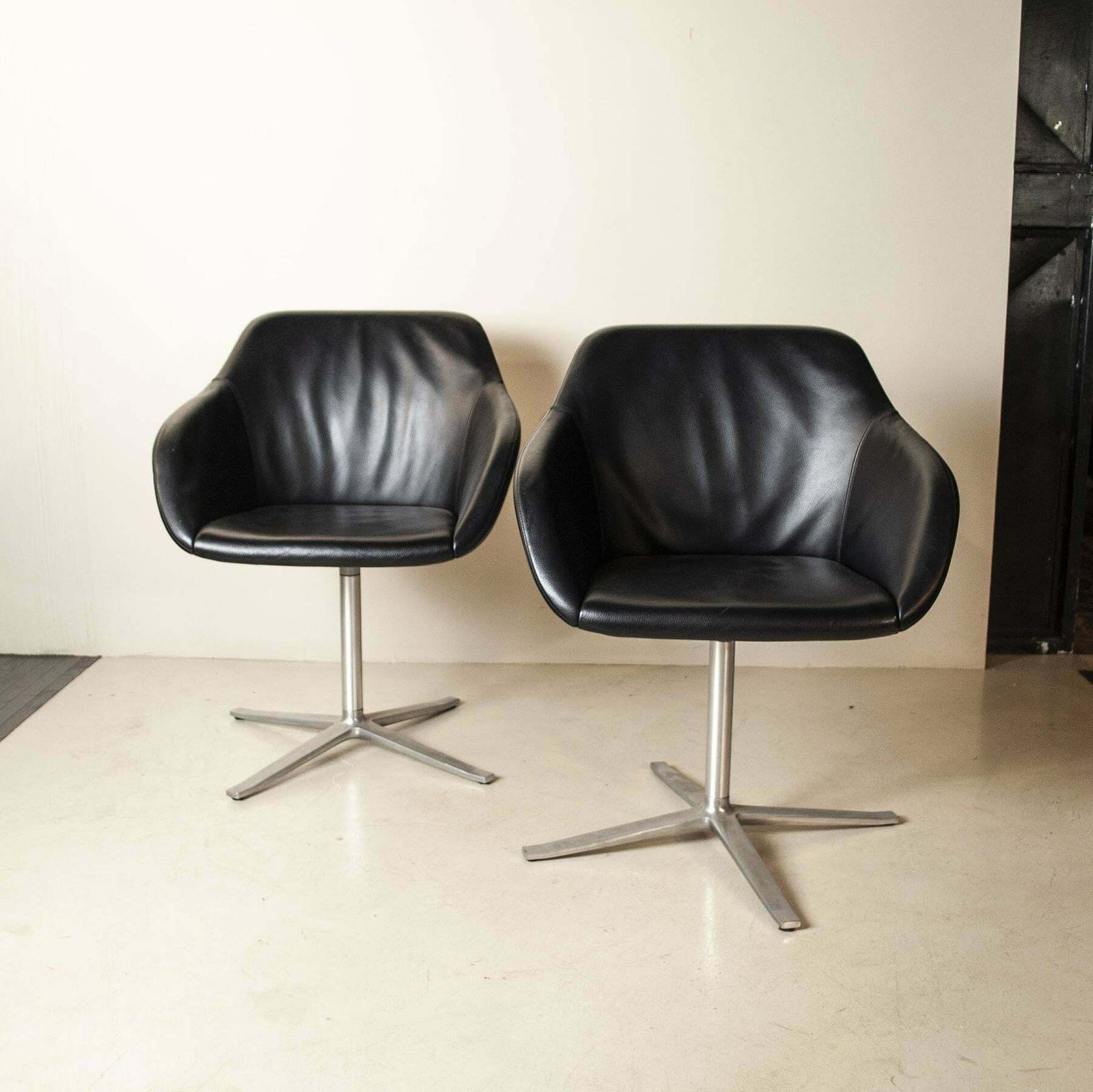Pearson Lloyd Set Of Two Lounge Chairs 90’s photo Furniture