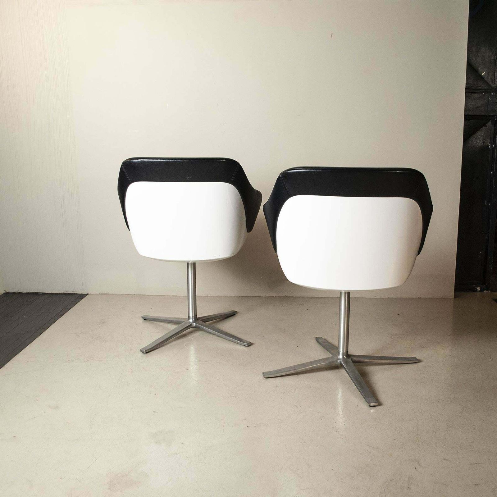 Pearson Lloyd Set Of Two Lounge Chairs 90’s photo vinterior