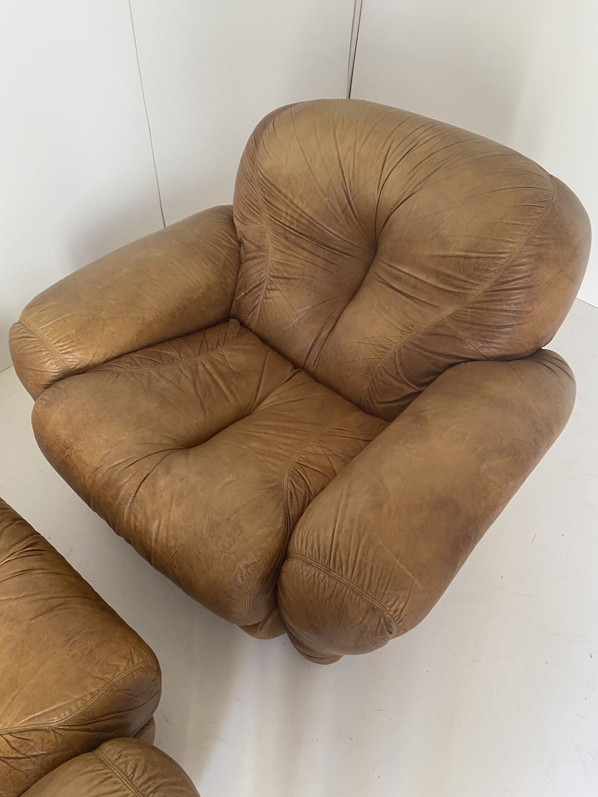 1970s Sapporo Style Cognac Leather Armchairs, Set Of Two photo vinterior
