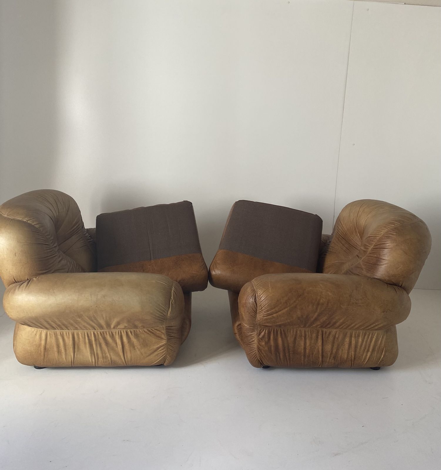 photo vinterior 1970s Sapporo Style Cognac Leather Armchairs, Set Of Two