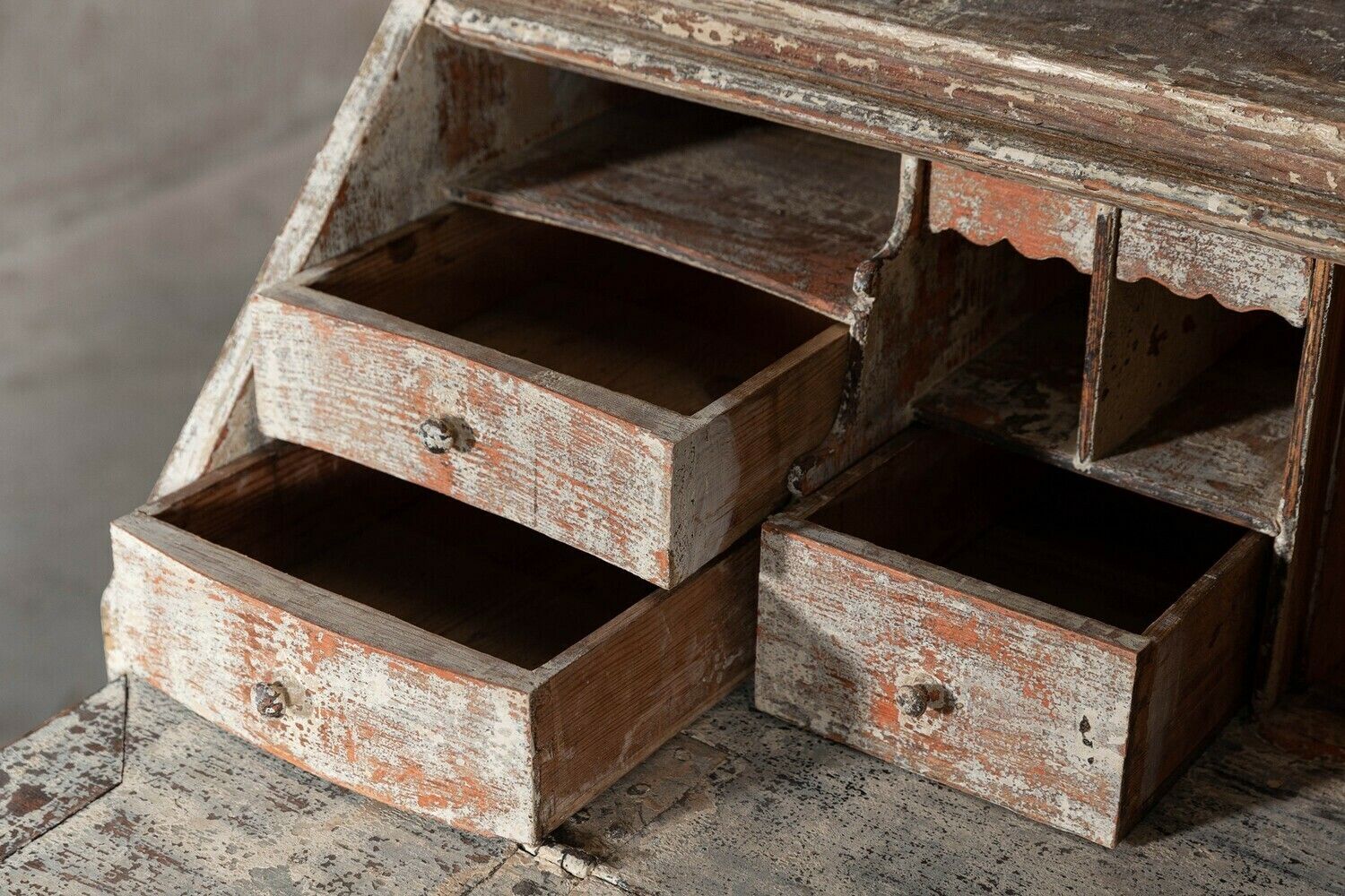 photo vinterior Large Swedish Gustavian Dry Scraped Bureau