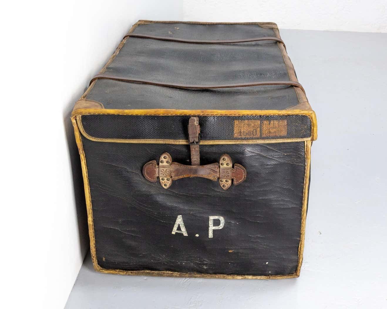 French Leather Trunk With Original Train Labels Paris To Chantilly, Late 19th C photo vinterior