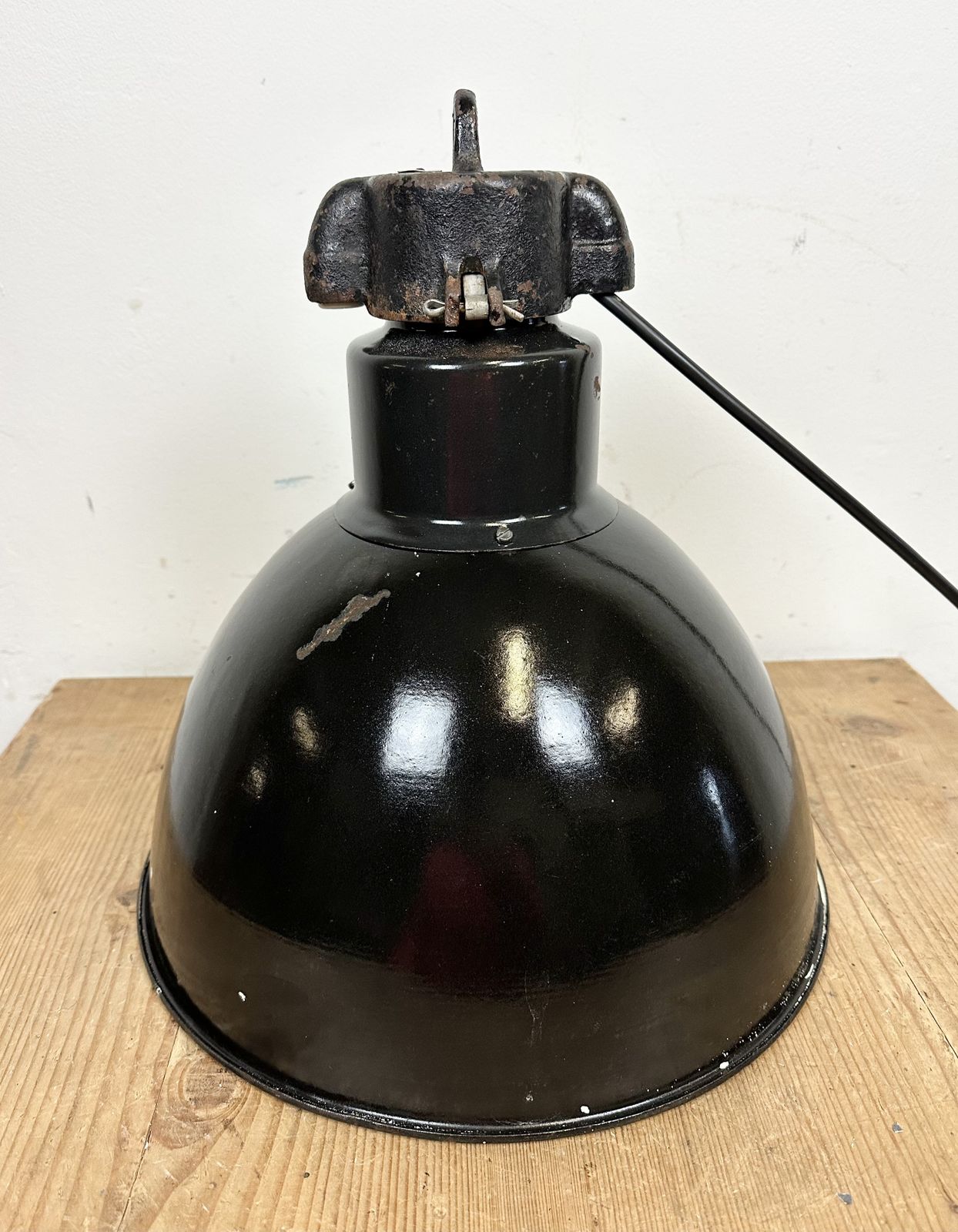 photo vinterior Bauhaus Black Enamel Factory Pendant Lamp, 1930s, 6x