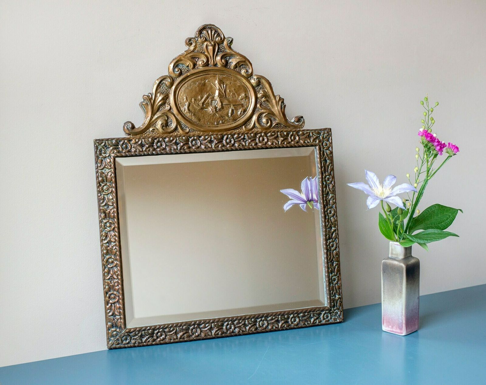 Sierlijke Oude Spiegel Met Geslepen Glas | Antieke Wandspiegel Met Hollands Tafereel | Decoratief Handgesneden Koperen Spiegel | Messing Wanddecoratie photo furniture