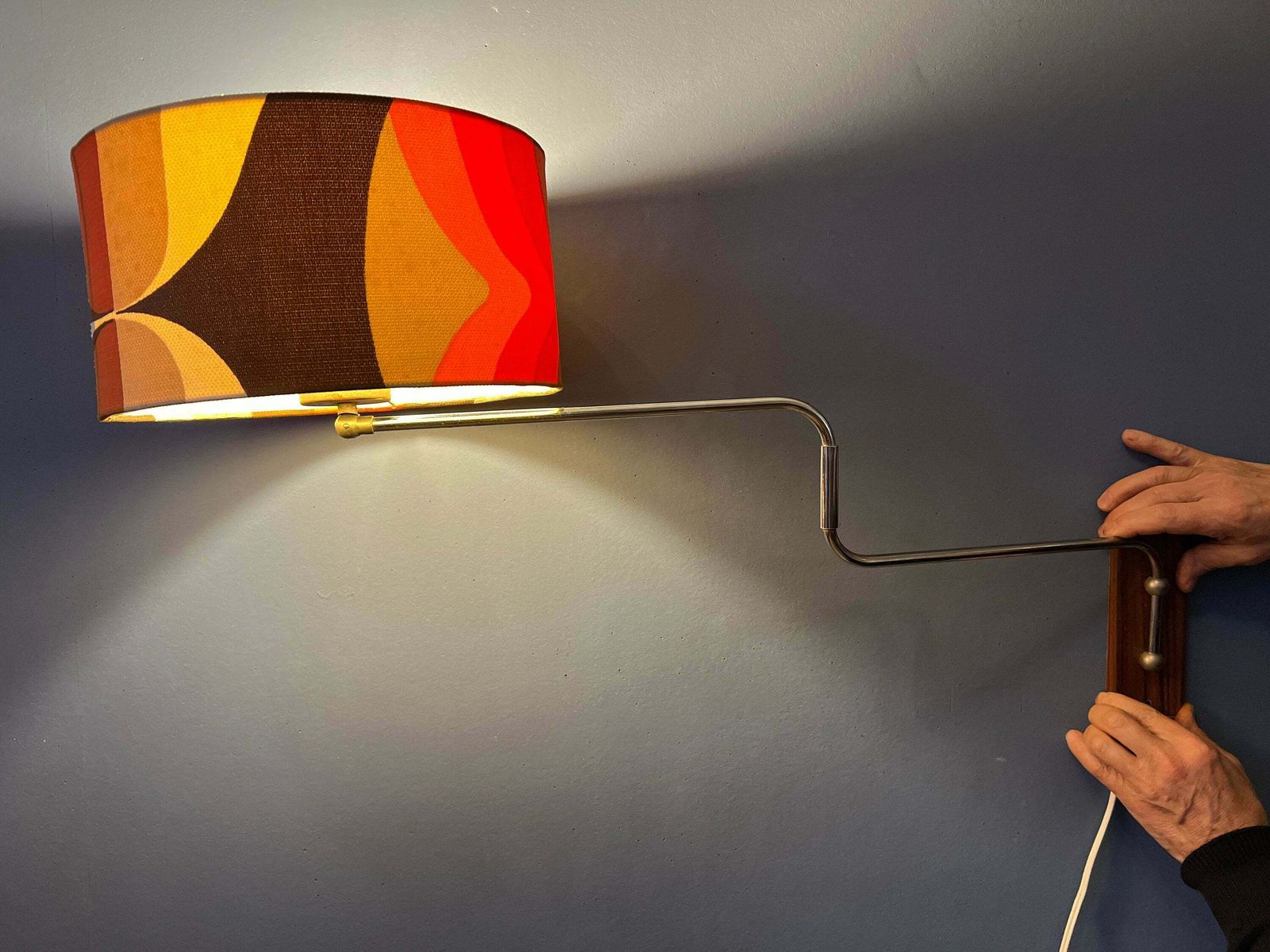 Space Age Zwenkarm Wandlamp Met Oranje Bloemenkap