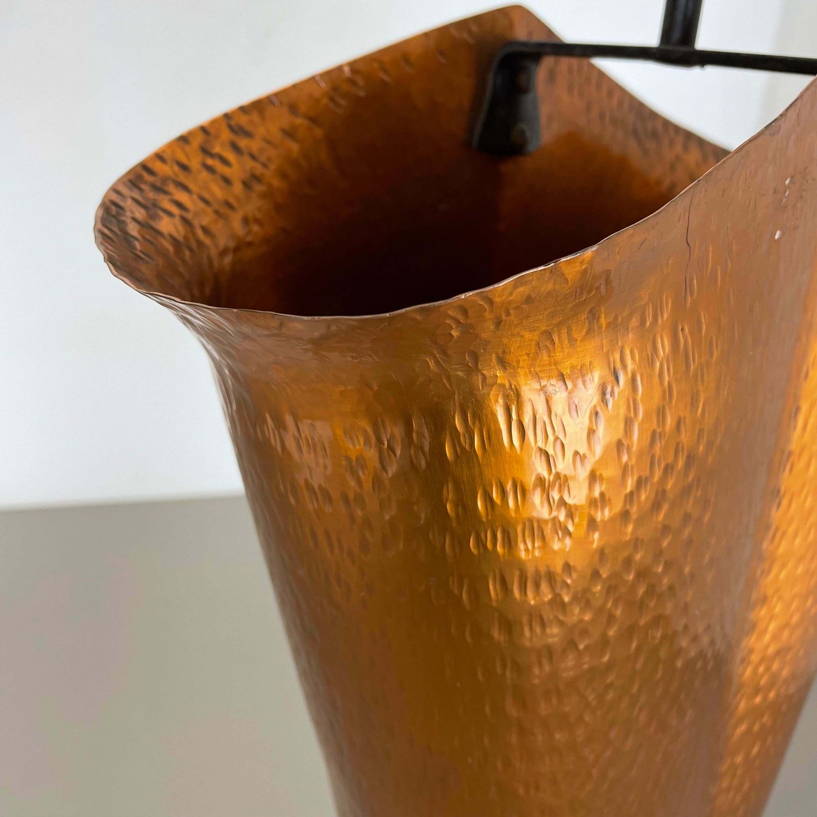 photo vintage Original Metal Copper Brutalist Hollywood Regency Umbrella Stand Germany, 1970s