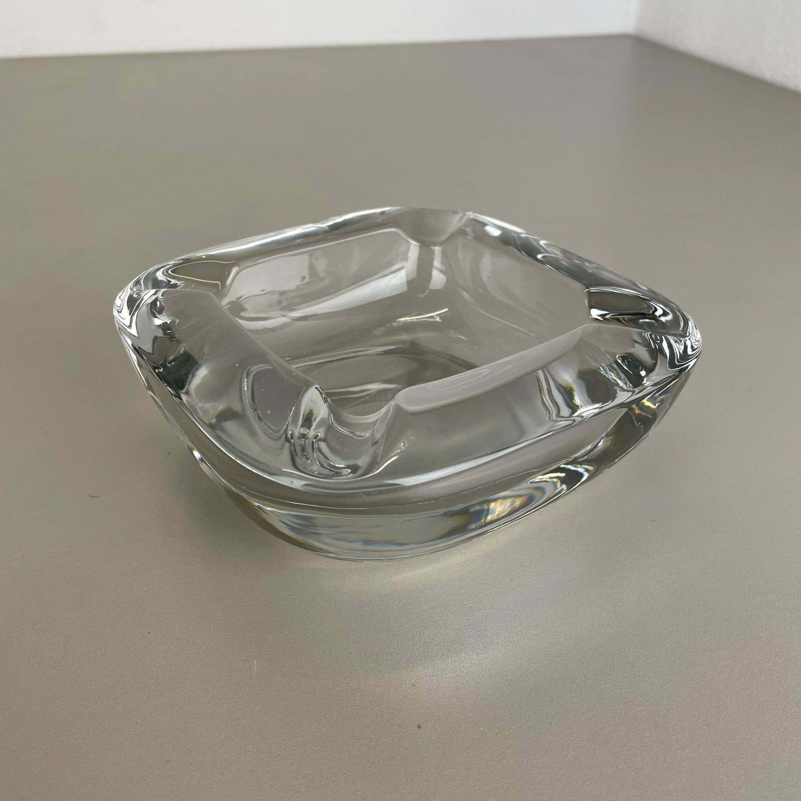 Large 1,8kg French Lucid Crystal Glass Shell Ashtray By Art Vannes France 1970 photo furniture