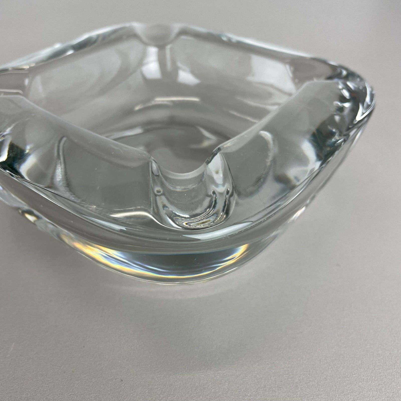 photo furniture Large 1,8kg French Lucid Crystal Glass Shell Ashtray By Art Vannes France 1970