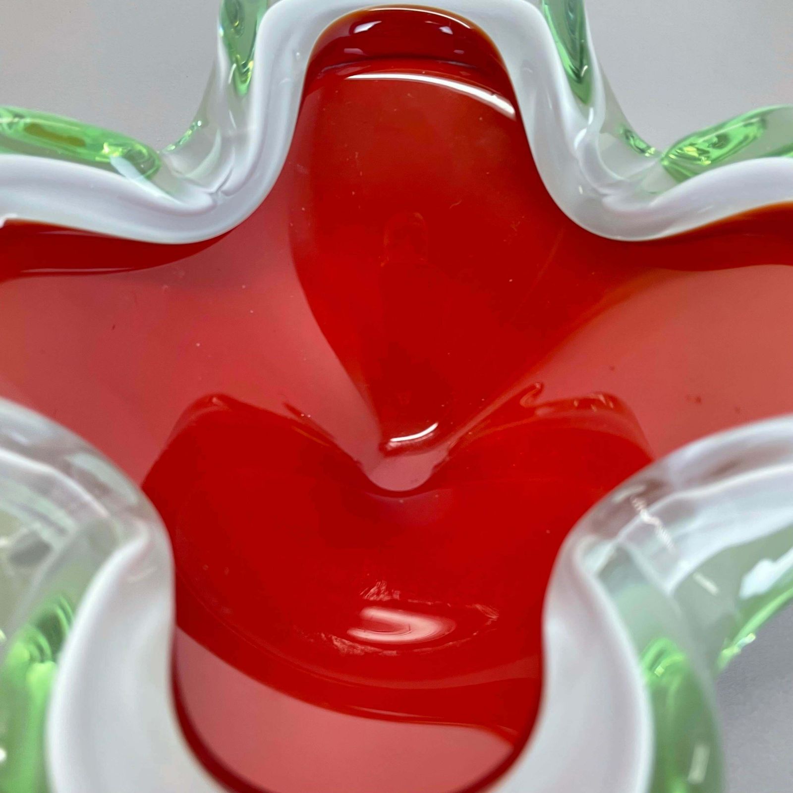 photo vinterior Large Murano Glass White Red Bowl Shell Ashtray Murano Italy 1970s