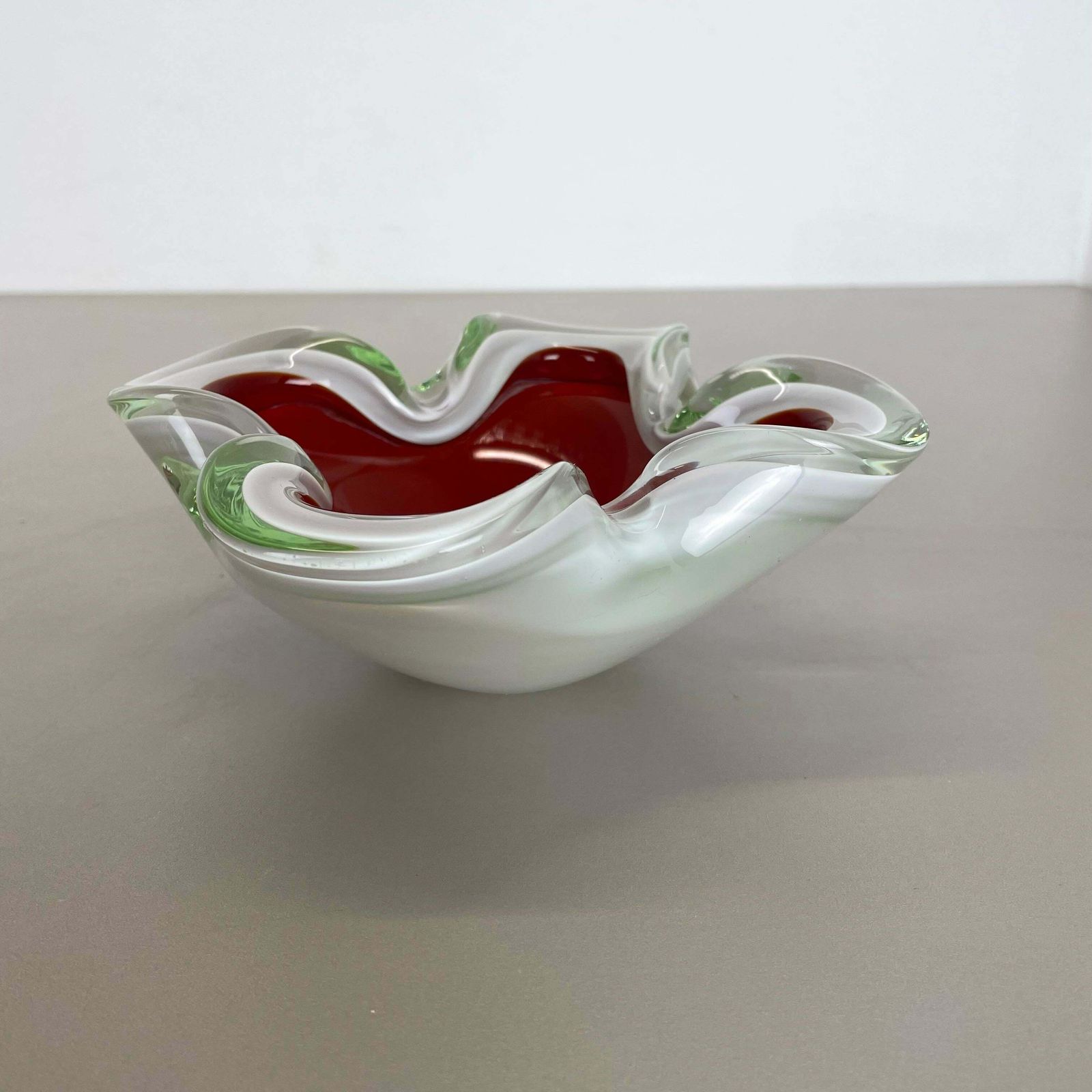 photo vintage Large Murano Glass White Red Bowl Shell Ashtray Murano Italy 1970s