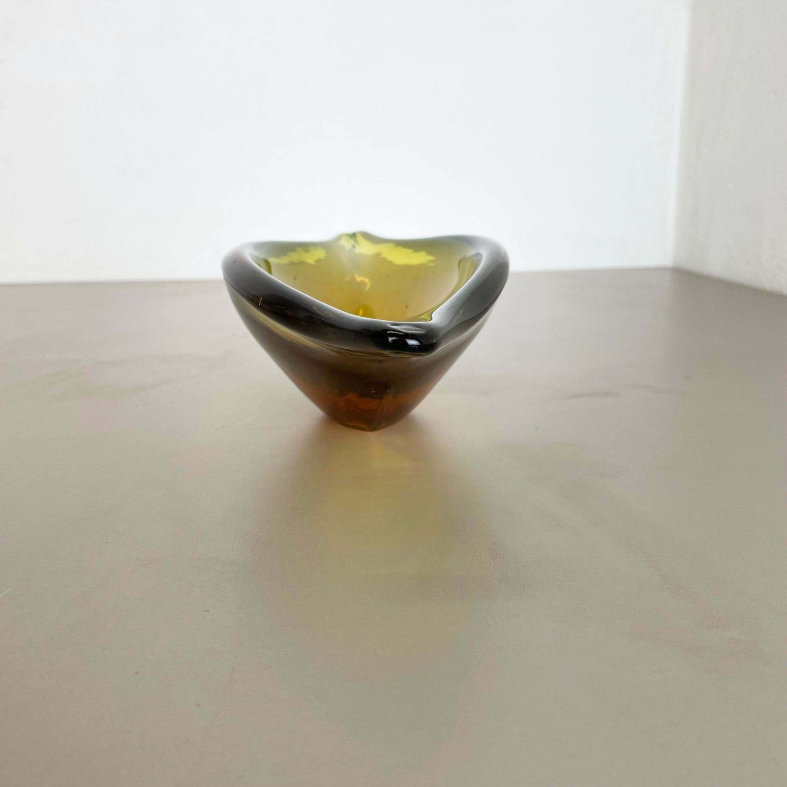 photo buy 1,8 Kg Glass Bowl Shell Centrepiece By Flavio Poli Attrib Murano Italy 1970s