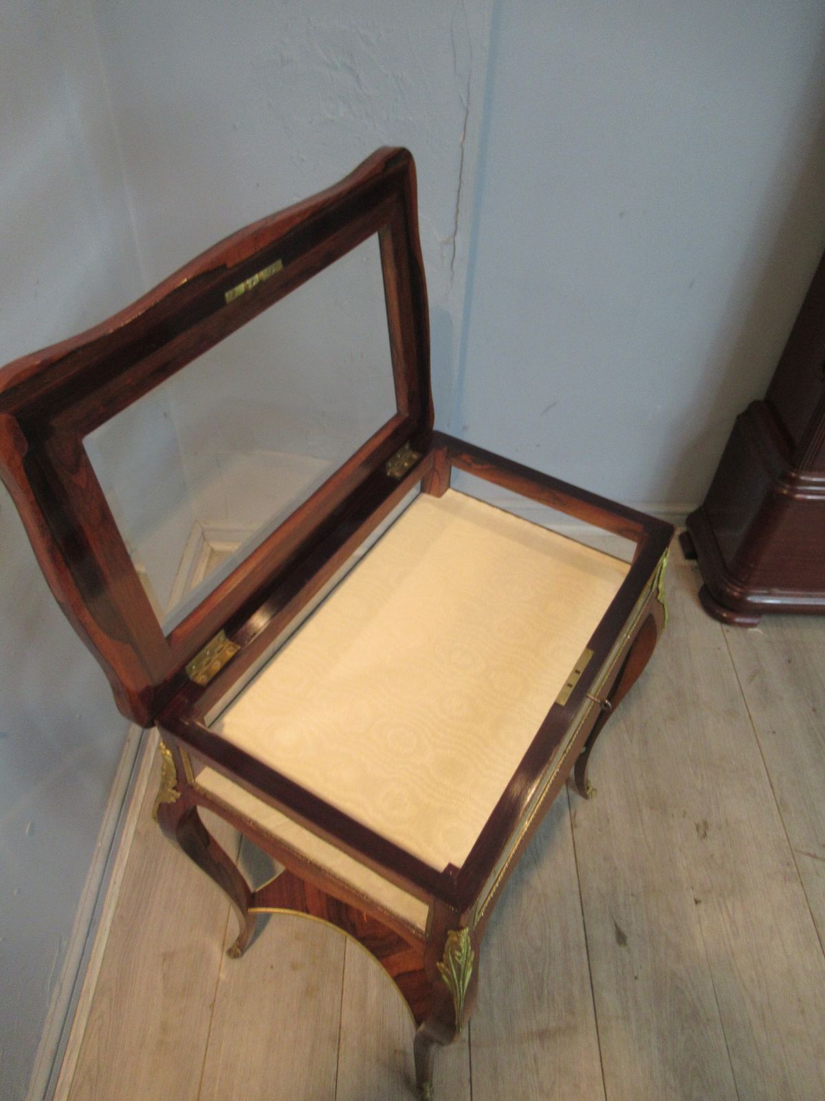 Good   Quality 19th Century French  Bijouterie Cabinet photo vinterior