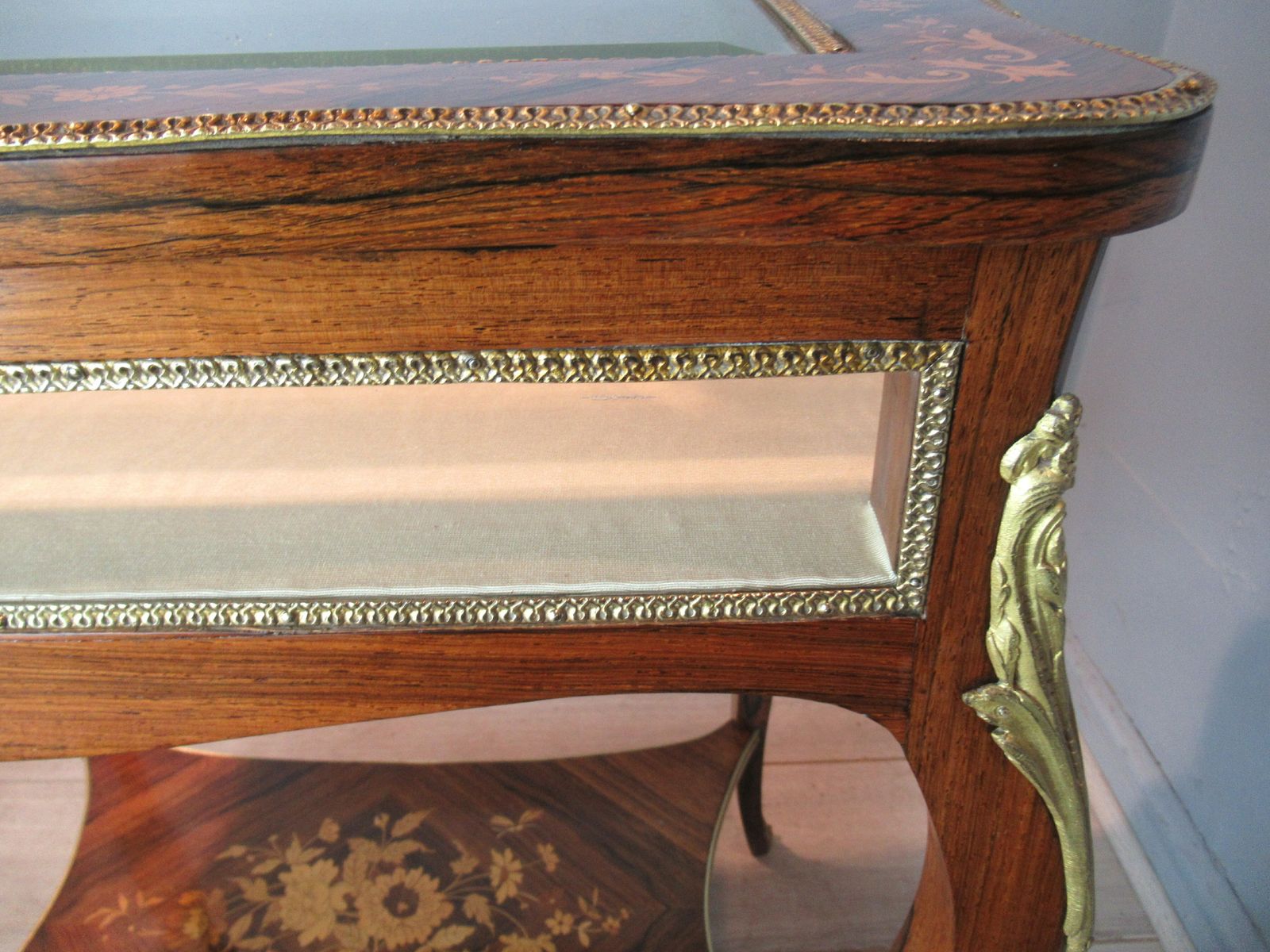 photo vinterior Good   Quality 19th Century French  Bijouterie Cabinet