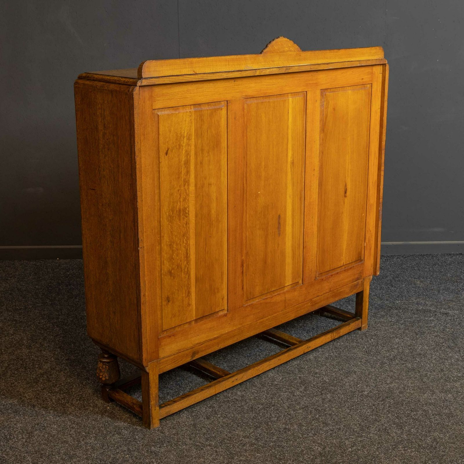 photo vinterior Early 20th Century Carved Oak Bookcase