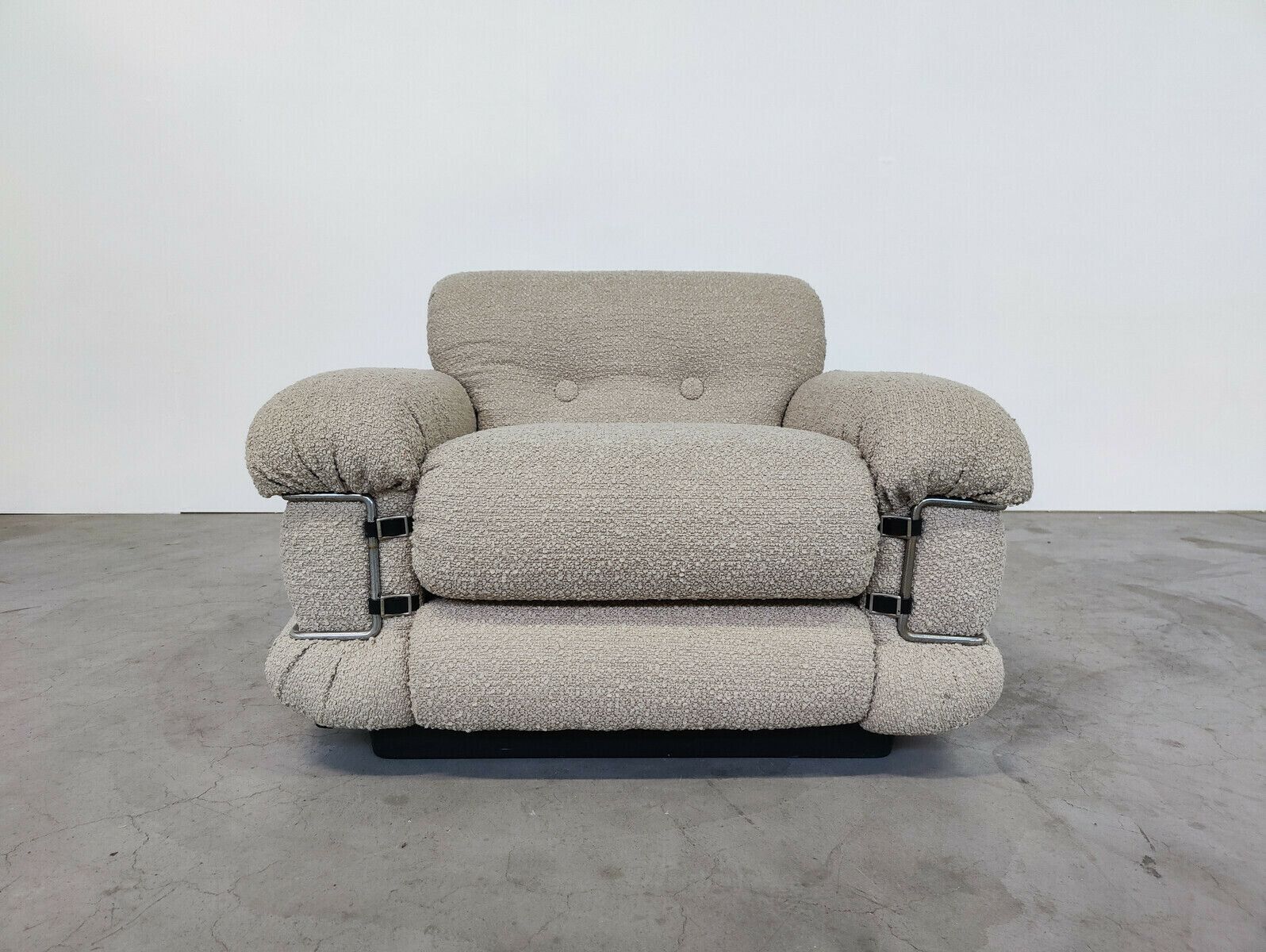 Pair Of Italian Mid Century Modern Armchairs In Beige Boucle photo 4670.0